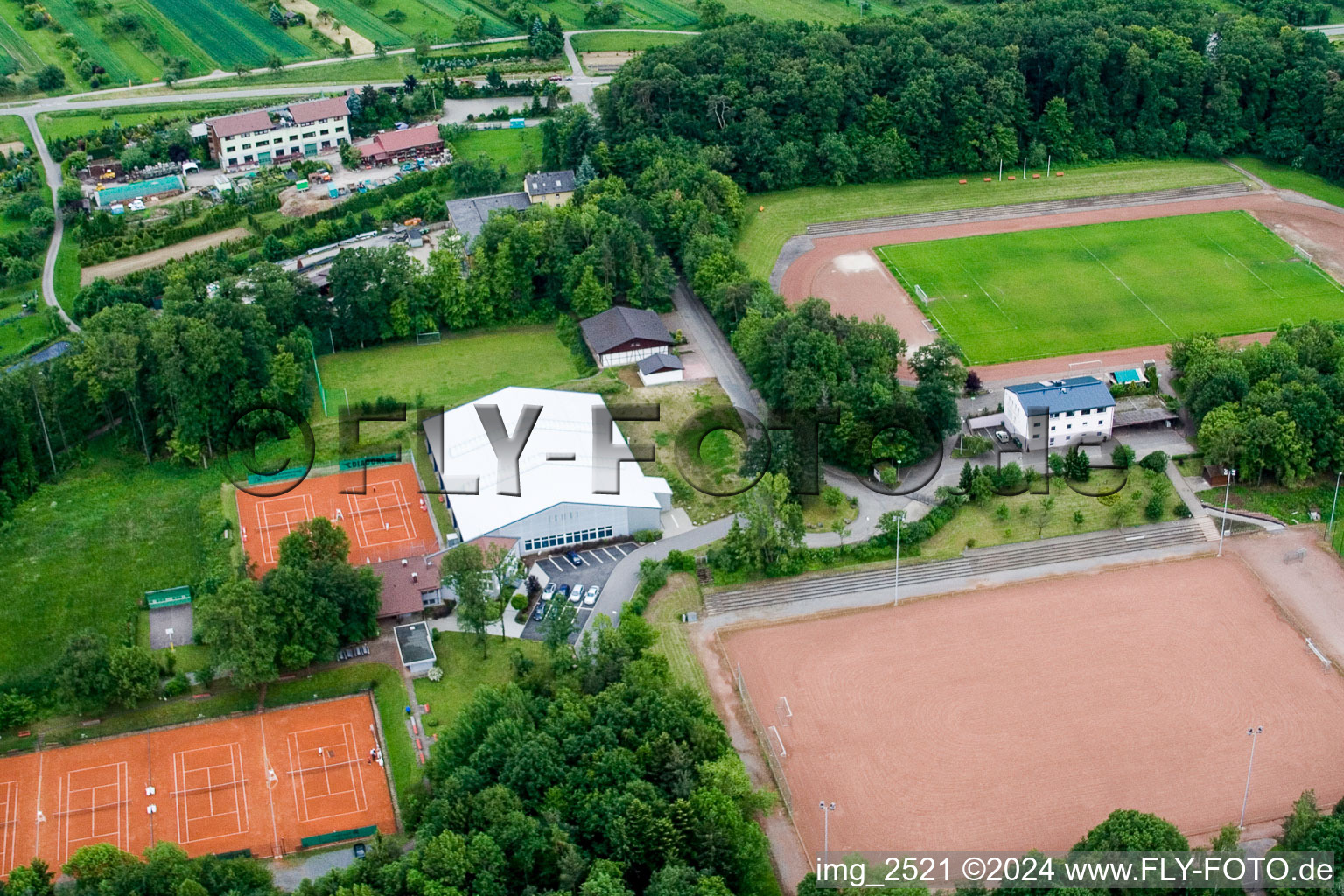 Vue aérienne de Ensemble des terrains de sport du 08Birkenfeld eV et du TC Birkenfel à Birkenfeld dans le département Bade-Wurtemberg, Allemagne