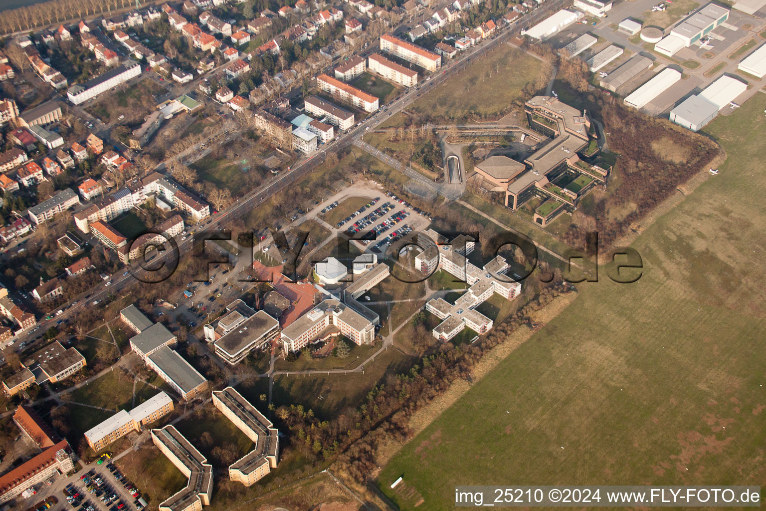 Vue aérienne de Centre de formation de la Bundeswehr à le quartier Neuostheim in Mannheim dans le département Bade-Wurtemberg, Allemagne