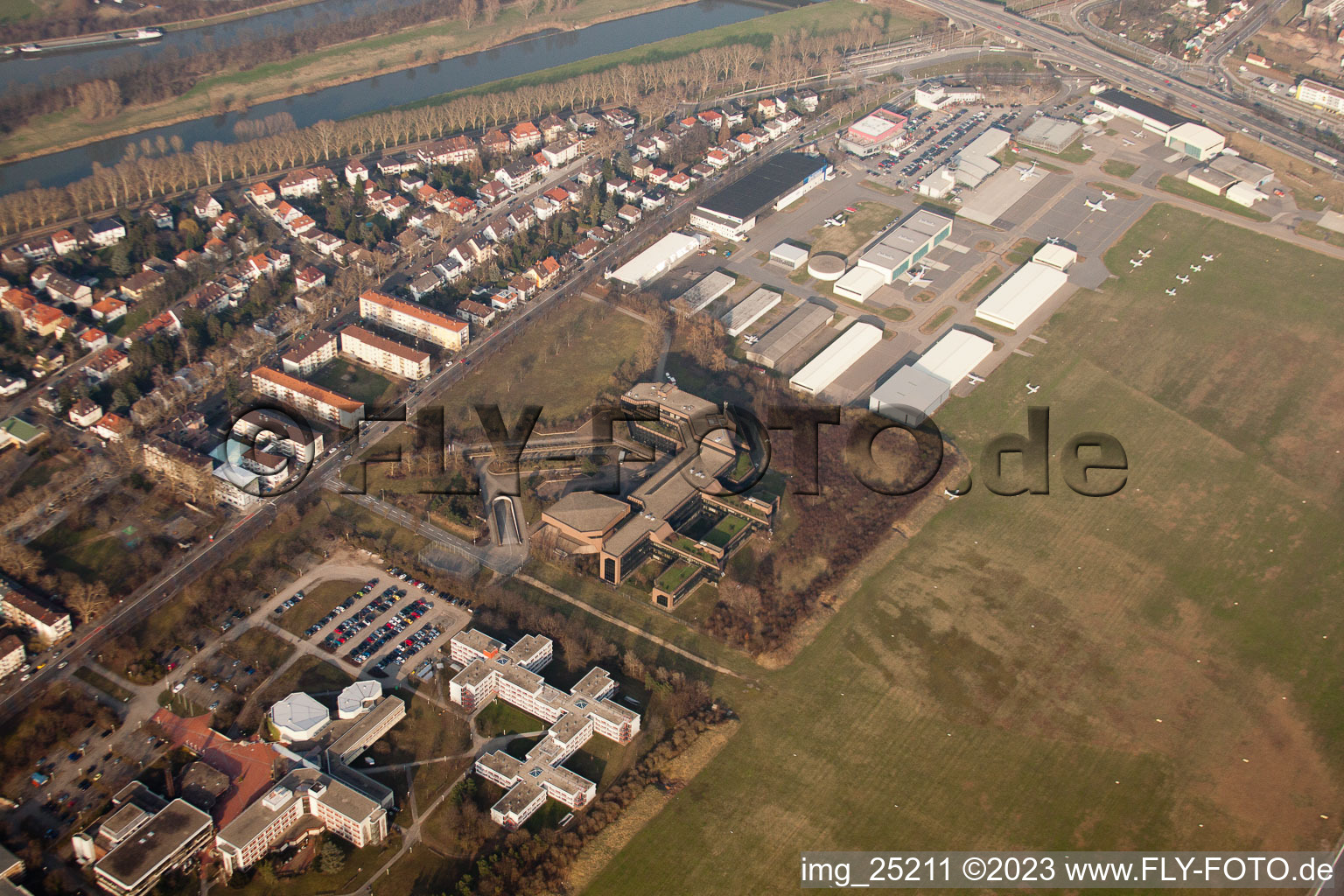 Photographie aérienne de Centre de formation de la Bundeswehr à le quartier Neuostheim in Mannheim dans le département Bade-Wurtemberg, Allemagne