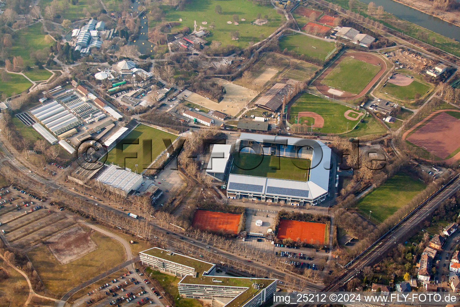 Vue aérienne de Stade Rhin-Neckar à le quartier Oststadt in Mannheim dans le département Bade-Wurtemberg, Allemagne