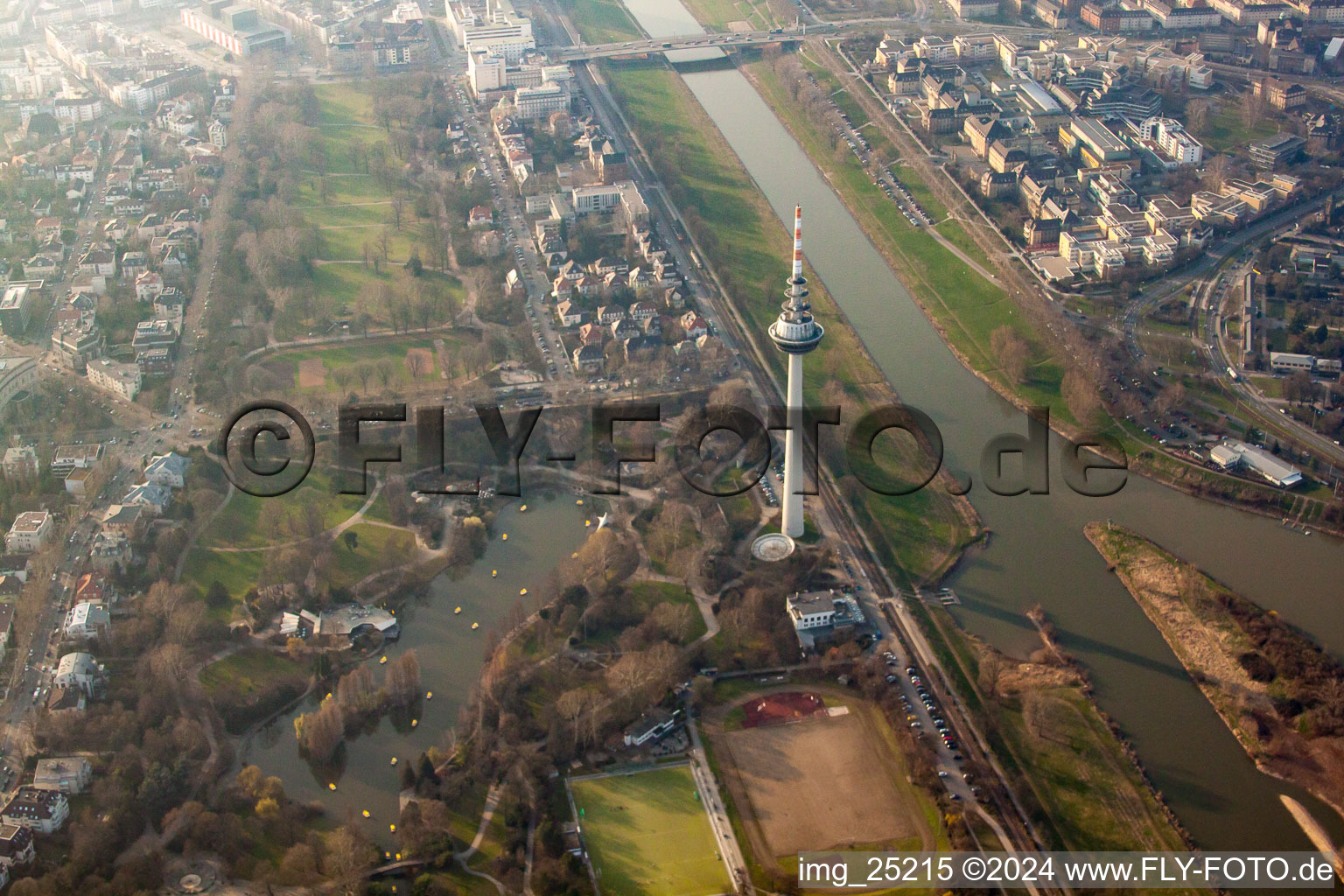 Vue aérienne de Luisenpark, tour de télécommunications à le quartier Oststadt in Mannheim dans le département Bade-Wurtemberg, Allemagne