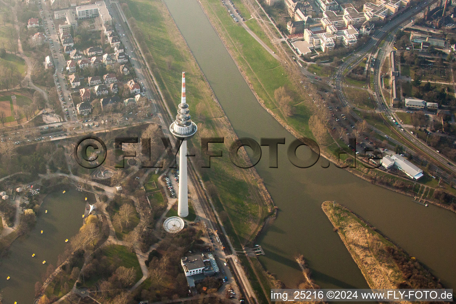 Vue aérienne de Tour de télévision Mannheim au Luisenpark et au bord du Neckar à le quartier Oststadt in Mannheim dans le département Bade-Wurtemberg, Allemagne