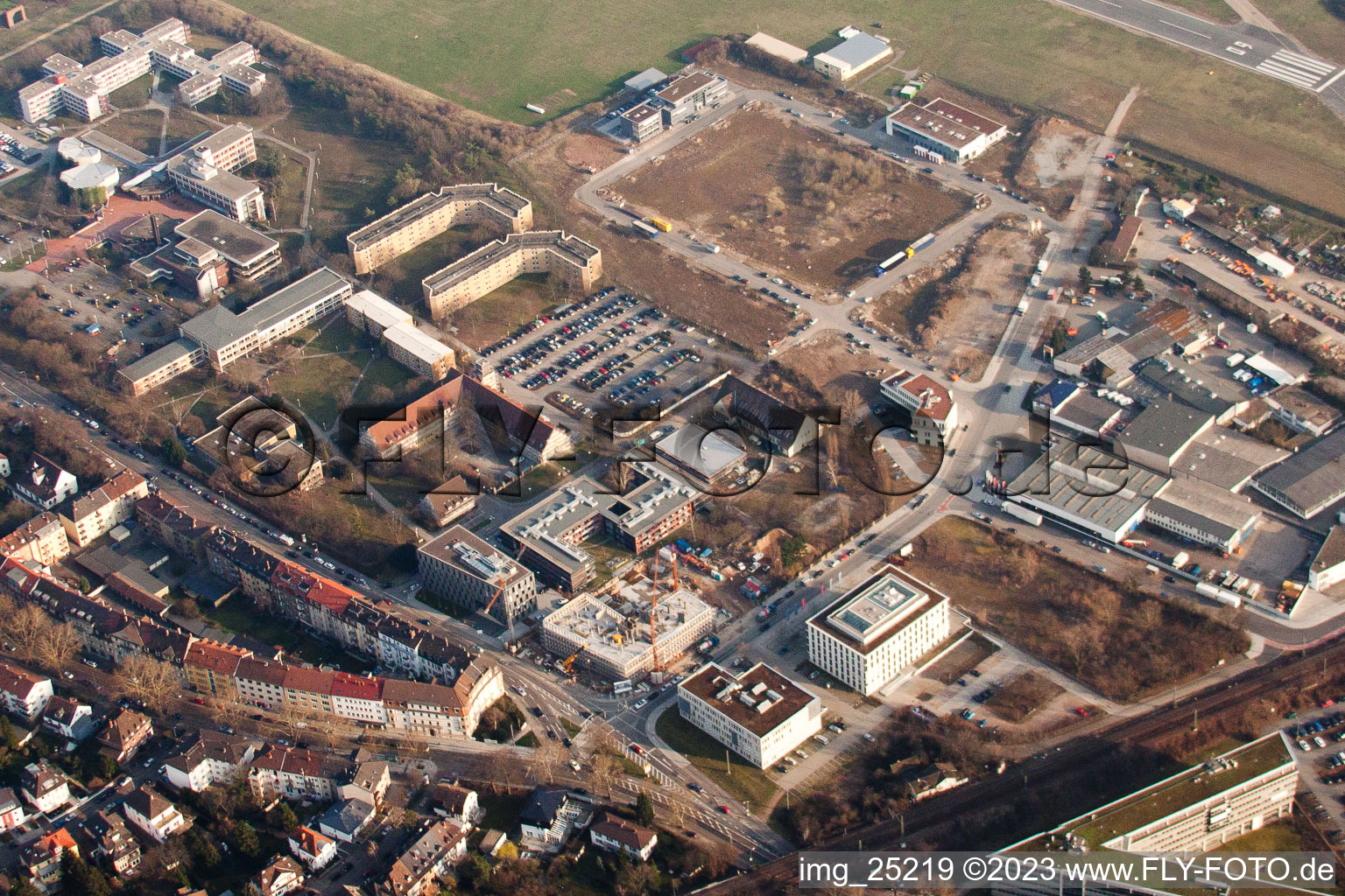 Vue aérienne de Bague Konrad Zuse à le quartier Neuostheim in Mannheim dans le département Bade-Wurtemberg, Allemagne