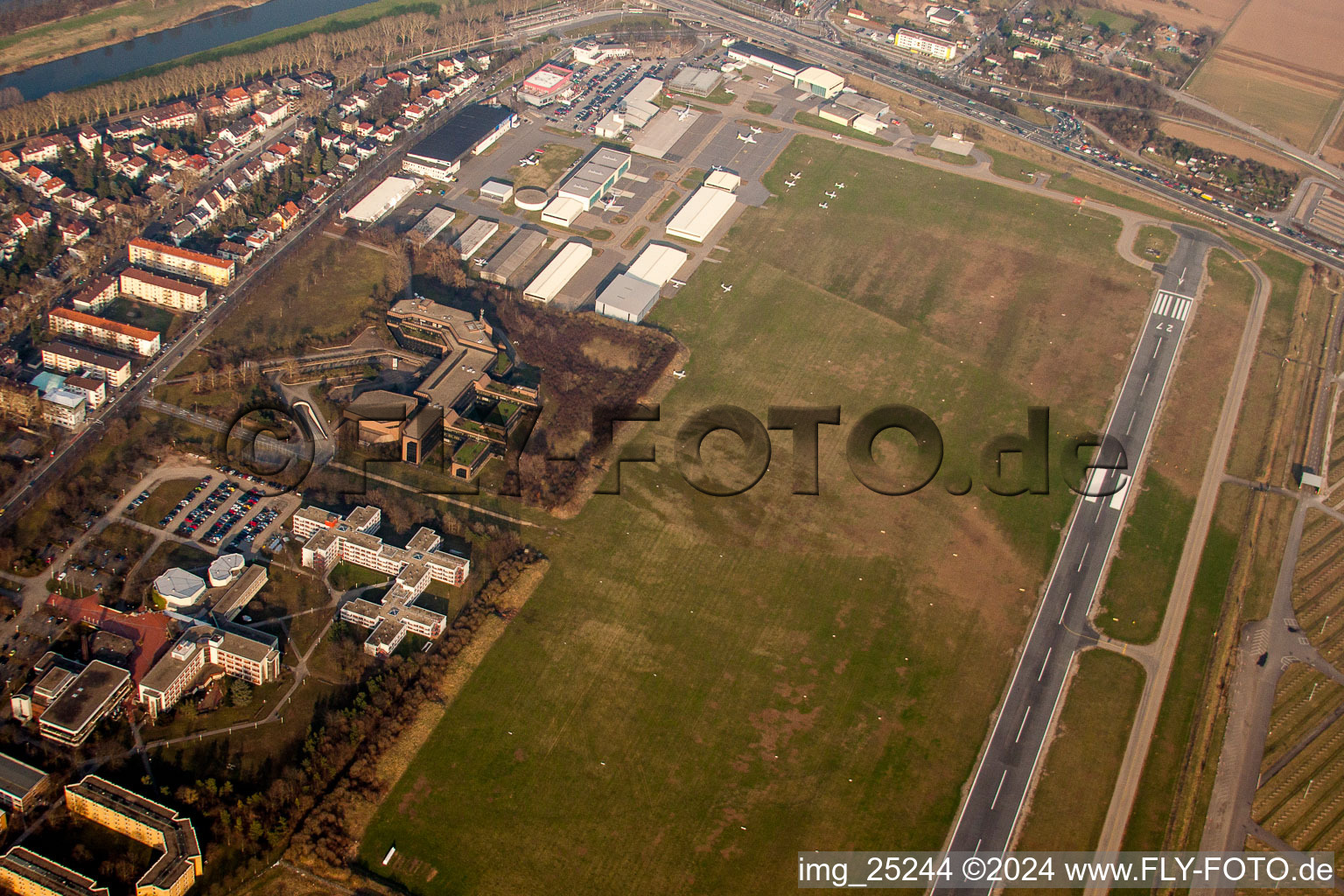 Vue aérienne de Pistes avec voies de circulation, hangars et terminaux sur le terrain de l'aéroport de la ville Mannheim à le quartier Neuostheim in Mannheim dans le département Bade-Wurtemberg, Allemagne