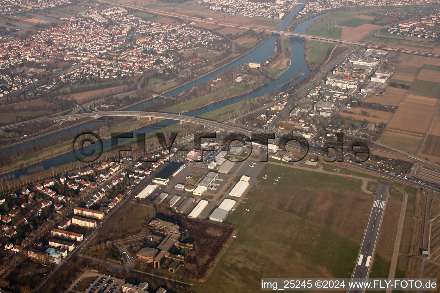 Vue oblique de Aéroport de la ville à le quartier Neuostheim in Mannheim dans le département Bade-Wurtemberg, Allemagne