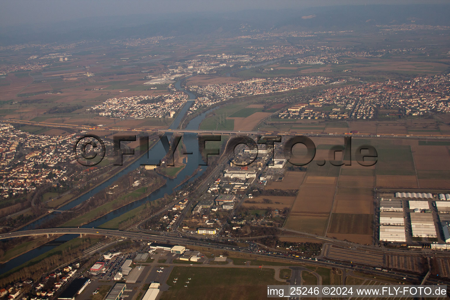 Vue aérienne de Zone industrielle Seckenheimer Landstrasse/Hans-Thomastr à le quartier Neuostheim in Mannheim dans le département Bade-Wurtemberg, Allemagne