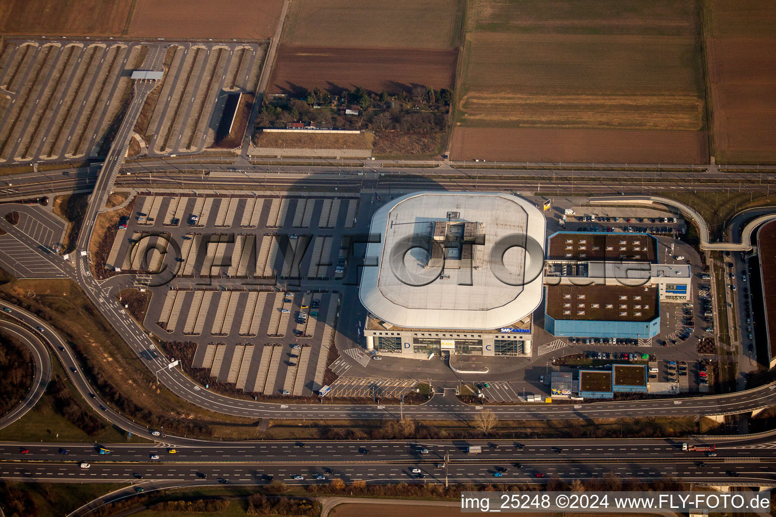 Vue aérienne de Espace événementiel et concert de musique de la SAP Arena à le quartier Hochstätt in Mannheim dans le département Bade-Wurtemberg, Allemagne