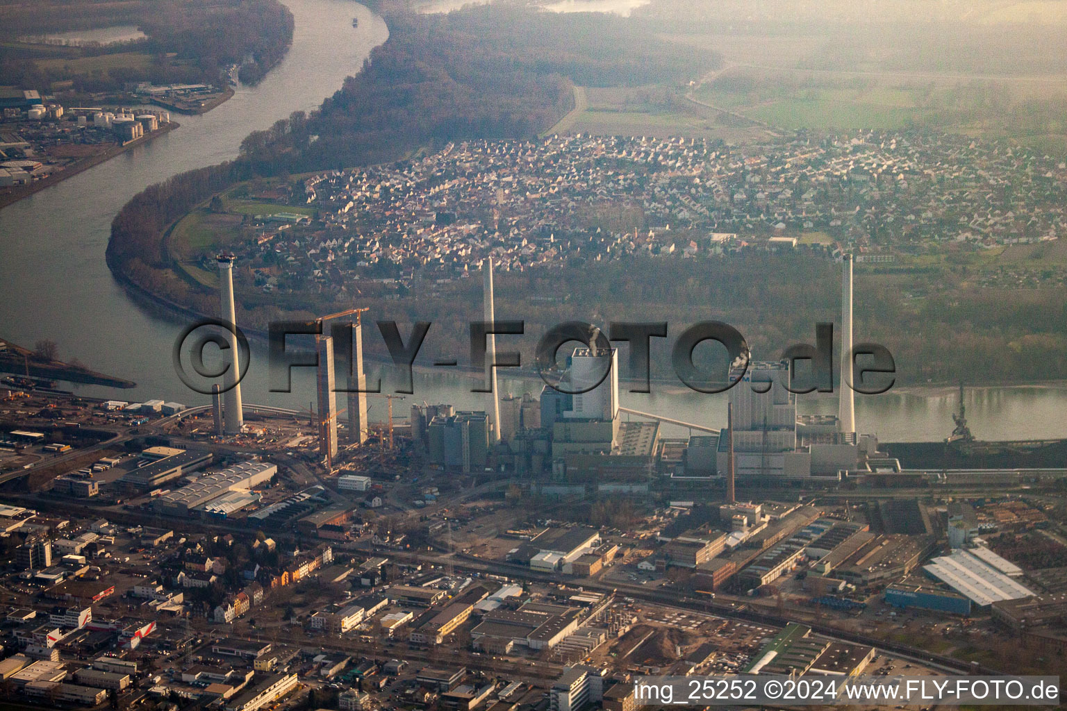 Vue aérienne de Grande centrale électrique avec nouveau bloc 6 à le quartier Neckarau in Mannheim dans le département Bade-Wurtemberg, Allemagne
