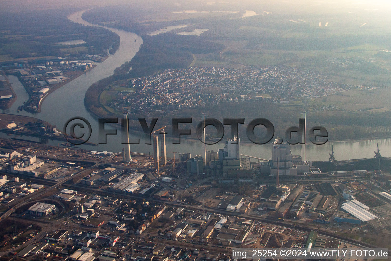 Vue oblique de Grande centrale électrique avec nouveau bloc 6 à le quartier Neckarau in Mannheim dans le département Bade-Wurtemberg, Allemagne