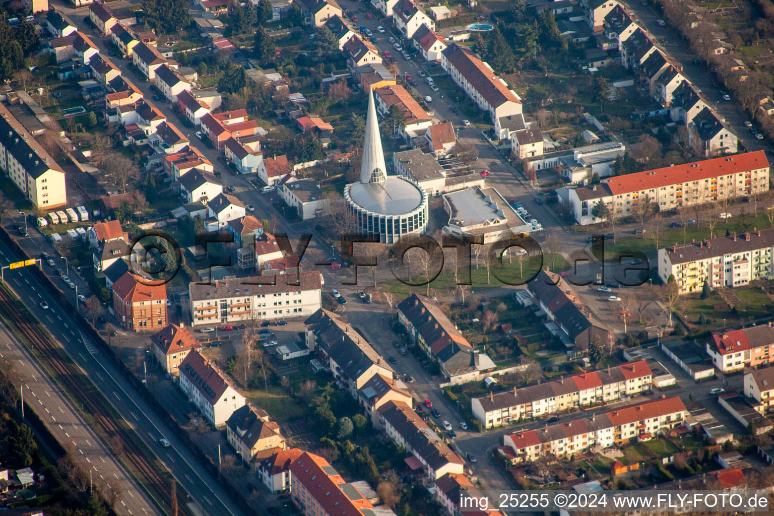 Vue aérienne de Bâtiment d'église de à le quartier Rheinau in Mannheim dans le département Bade-Wurtemberg, Allemagne