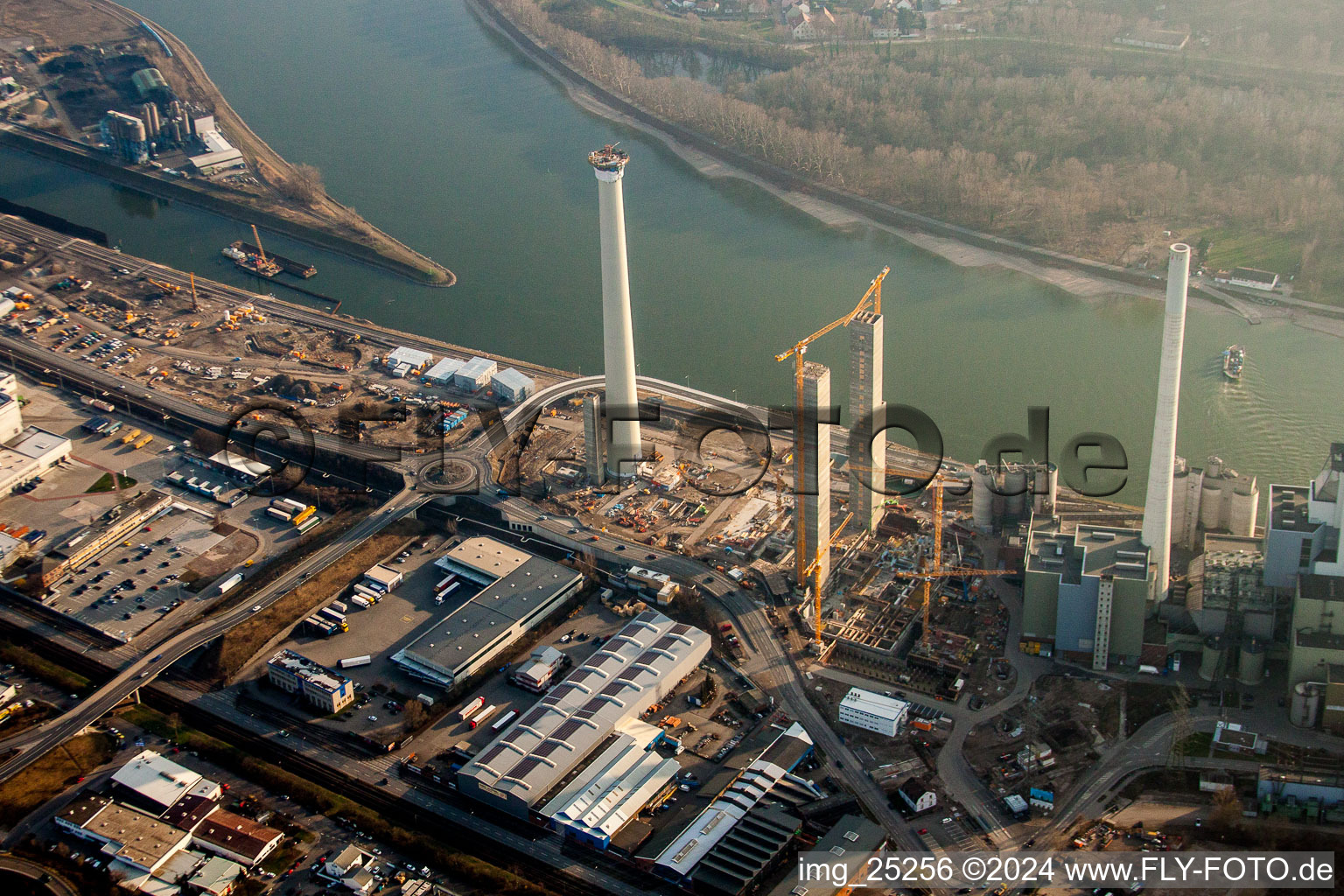 Vue aérienne de Chantier pour la nouvelle construction de la centrale électrique et des tours d'échappement de la centrale thermique GKM bloc 6 dans le district de Neckarau à le quartier Rheinau in Mannheim dans le département Bade-Wurtemberg, Allemagne