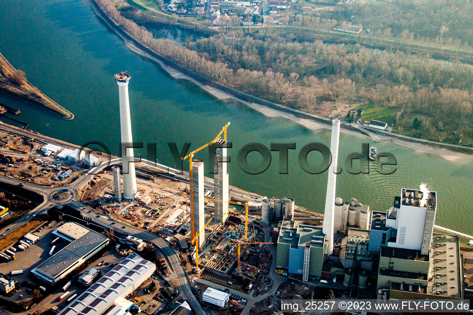 Vue aérienne de Chantier pour la nouvelle construction de la centrale électrique et des tours d'échappement de la centrale thermique GKM bloc 6 à le quartier Neckarau in Mannheim dans le département Bade-Wurtemberg, Allemagne