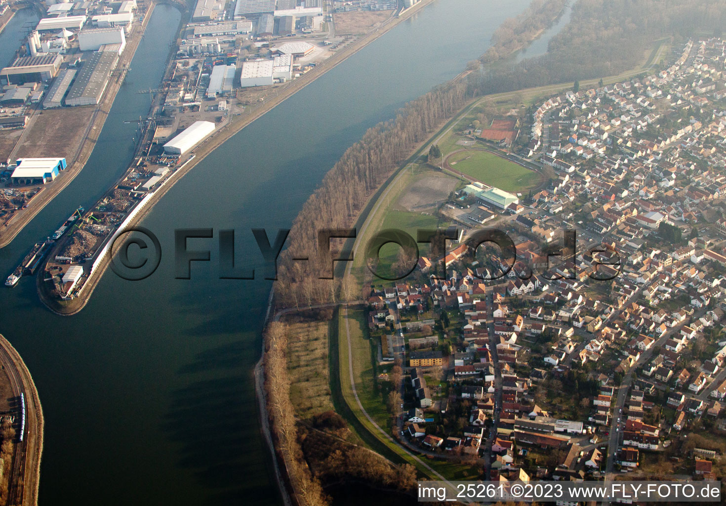 Vue aérienne de Sur le Rhin à Altrip dans le département Rhénanie-Palatinat, Allemagne
