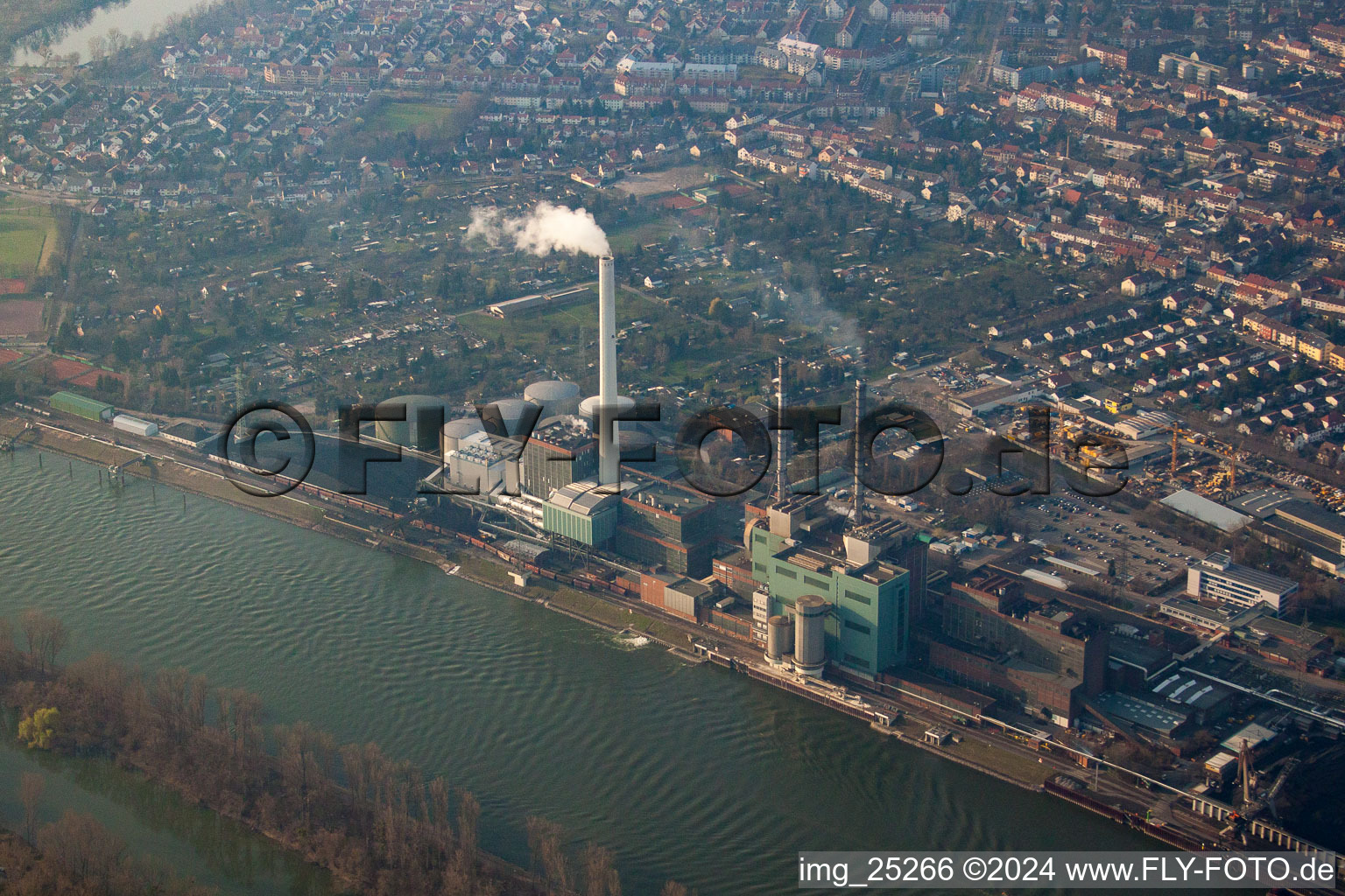 Vue aérienne de Chantier pour la nouvelle construction de la centrale électrique et des tours d'échappement de la centrale thermique GKM bloc 6 à le quartier Neckarau in Mannheim dans le département Bade-Wurtemberg, Allemagne