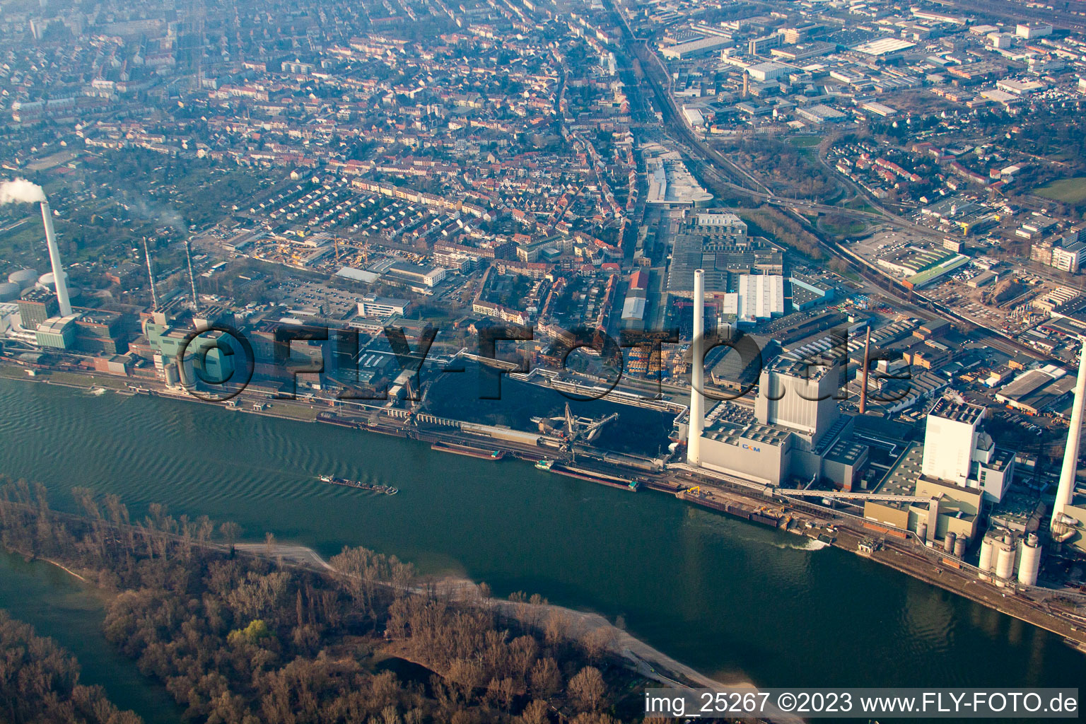 Photographie aérienne de Chantier pour la nouvelle construction de la centrale électrique et des tours d'échappement de la centrale thermique GKM bloc 6 à le quartier Neckarau in Mannheim dans le département Bade-Wurtemberg, Allemagne