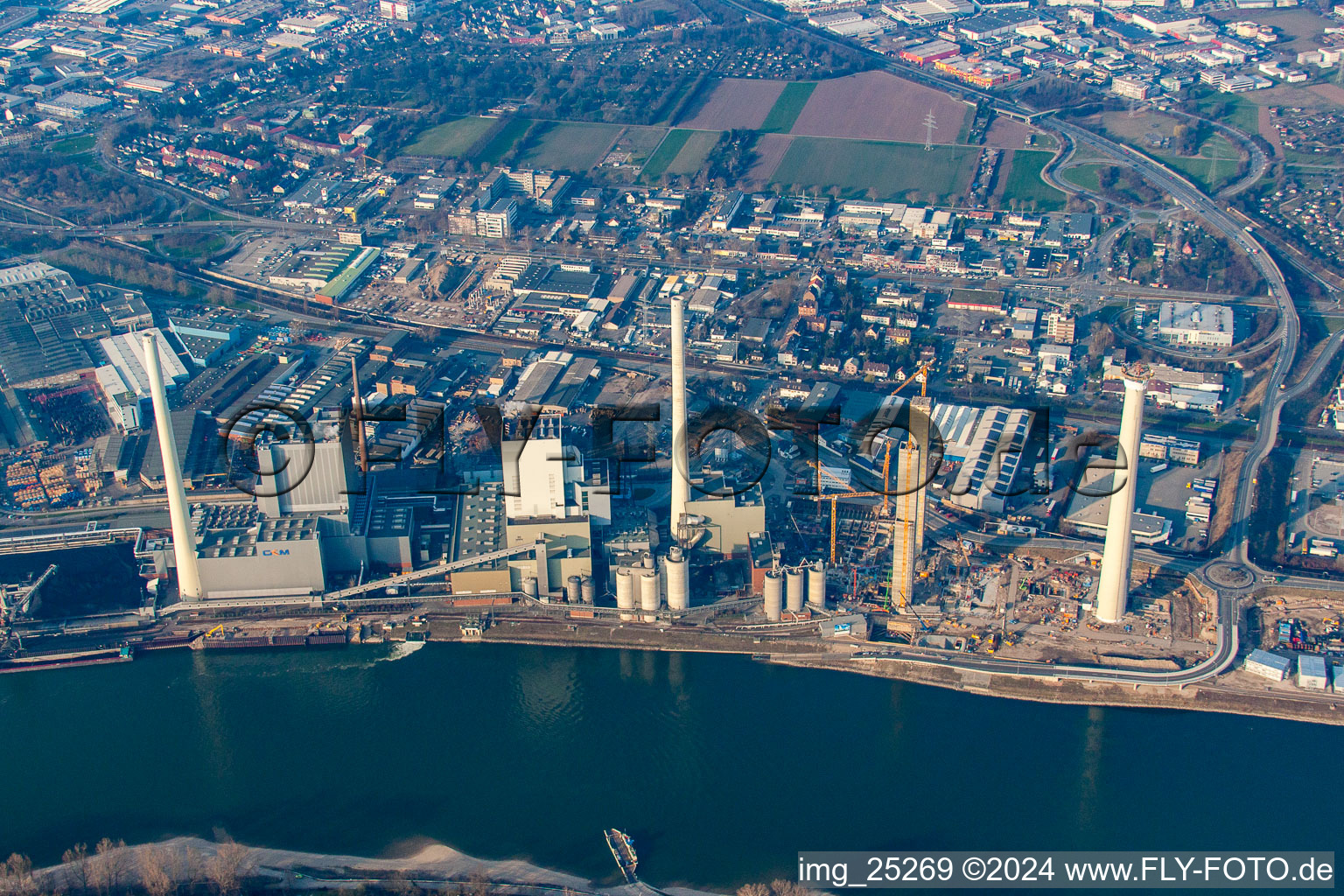 Photographie aérienne de Chantier pour la nouvelle construction de la centrale électrique et des tours d'échappement de la centrale thermique GKM bloc 6 dans le district de Neckarau à le quartier Rheinau in Mannheim dans le département Bade-Wurtemberg, Allemagne