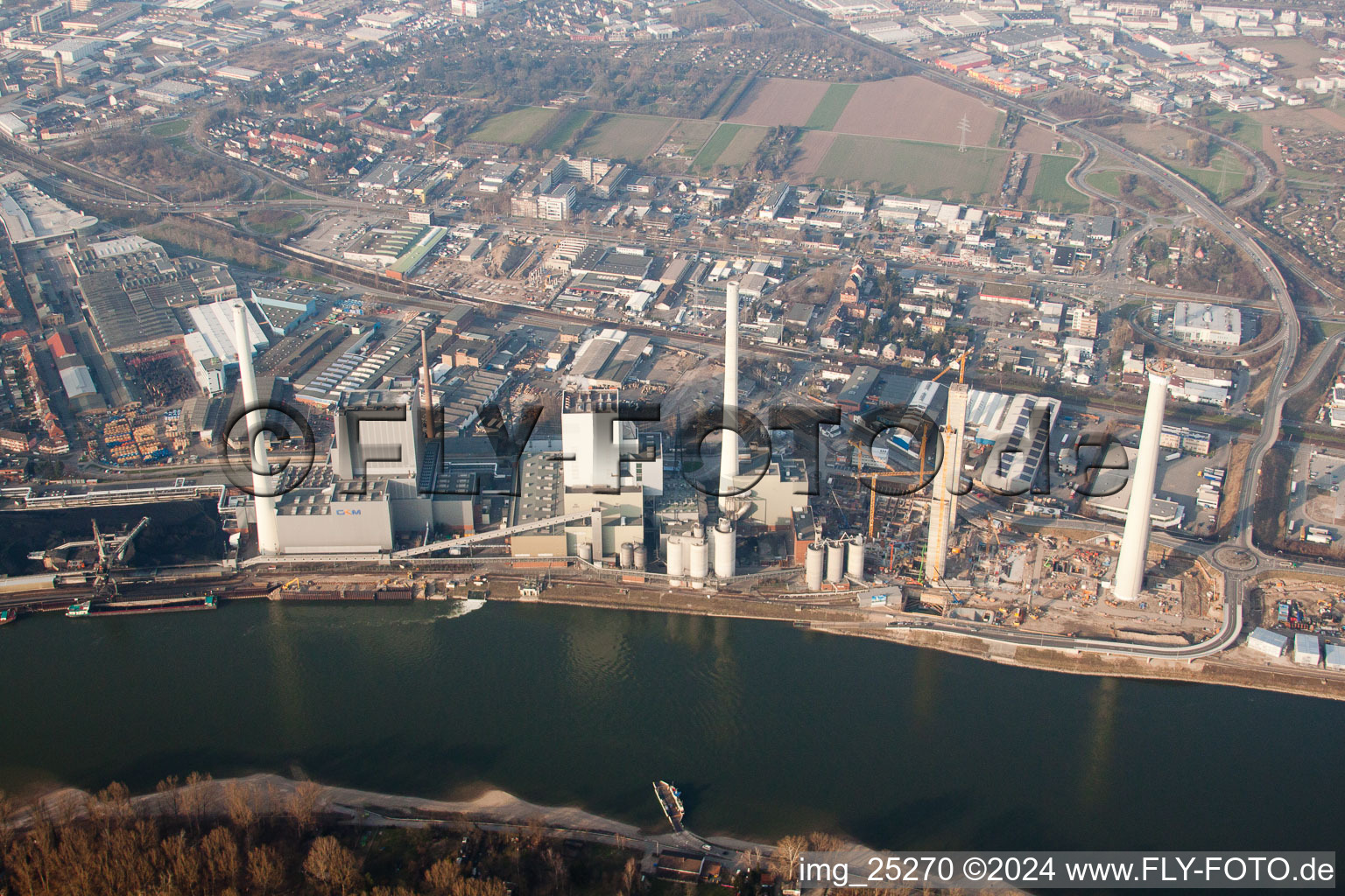 Vue oblique de Chantier pour la nouvelle construction de la centrale électrique et des tours d'échappement de la centrale thermique GKM bloc 6 à le quartier Neckarau in Mannheim dans le département Bade-Wurtemberg, Allemagne