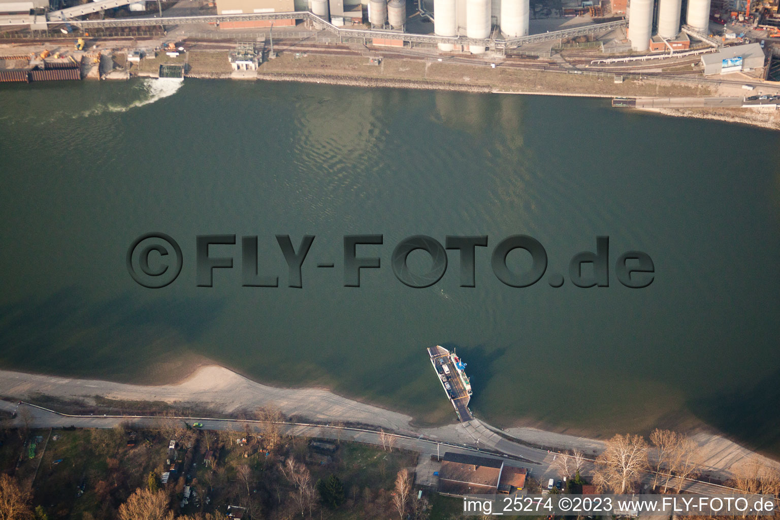 Vue aérienne de Sur le Rhin, ferry du Rhin à Neckarau à Altrip dans le département Rhénanie-Palatinat, Allemagne