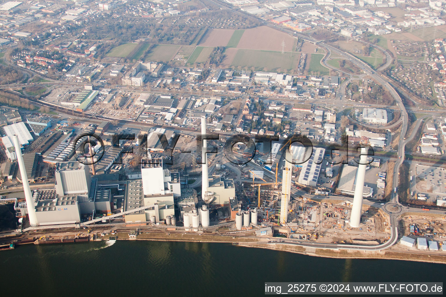 Chantier pour la nouvelle construction de la centrale électrique et des tours d'échappement de la centrale thermique GKM bloc 6 à le quartier Neckarau in Mannheim dans le département Bade-Wurtemberg, Allemagne vue d'en haut