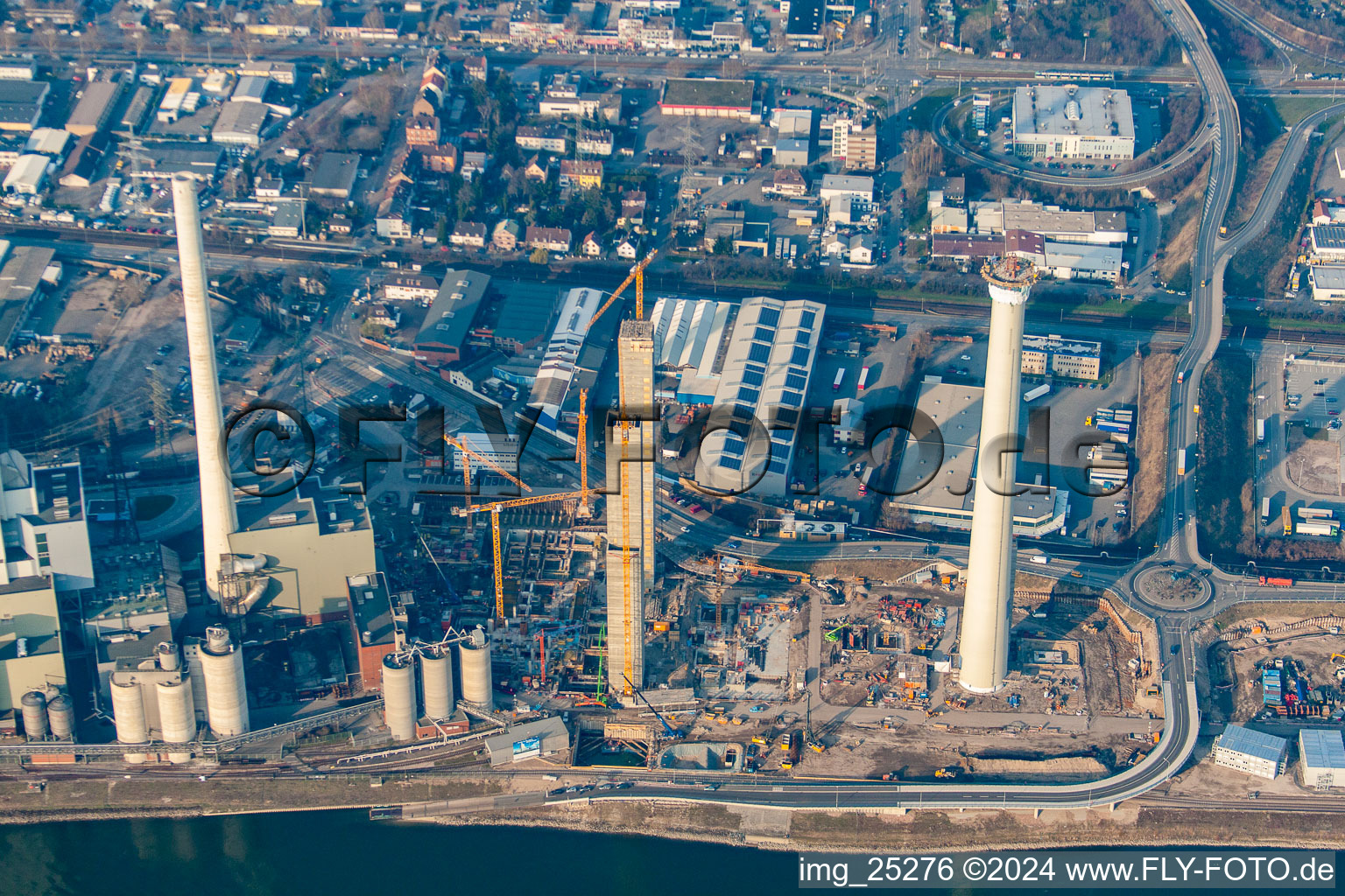 Vue oblique de Chantier pour la nouvelle construction de la centrale électrique et des tours d'échappement de la centrale thermique GKM bloc 6 dans le district de Neckarau à le quartier Rheinau in Mannheim dans le département Bade-Wurtemberg, Allemagne