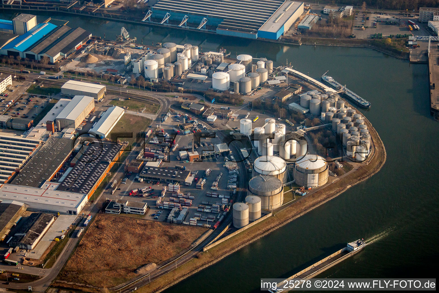 Vue aérienne de Quais et postes d'amarrage sur le bassin du port intérieur de Rheinauhafen sur le Rhin avec HOYER GmbH Internationale Fachspedition à le quartier Rheinau in Mannheim dans le département Bade-Wurtemberg, Allemagne