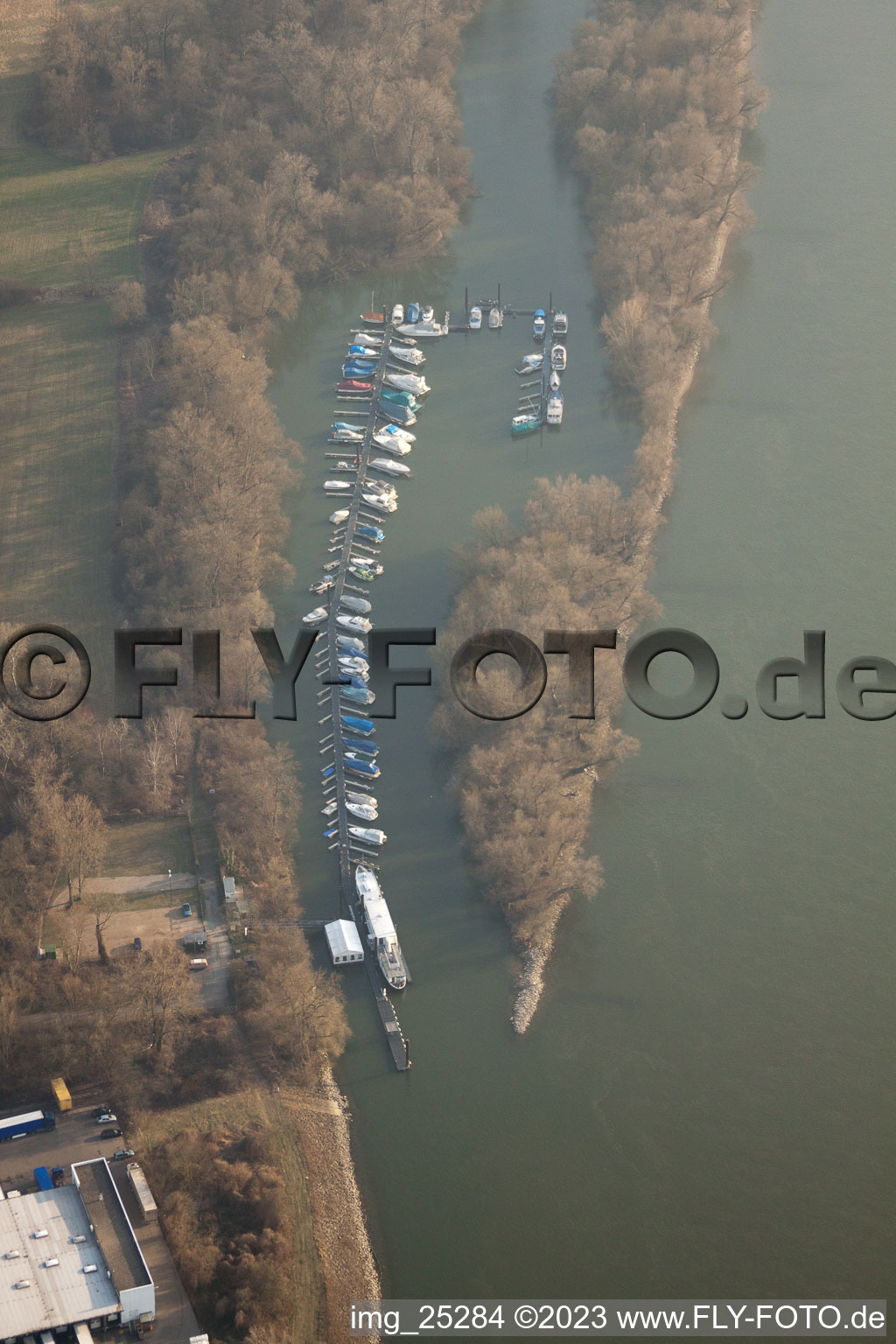 Vue aérienne de Port de bateaux à moteur à le quartier Rheinau in Mannheim dans le département Bade-Wurtemberg, Allemagne