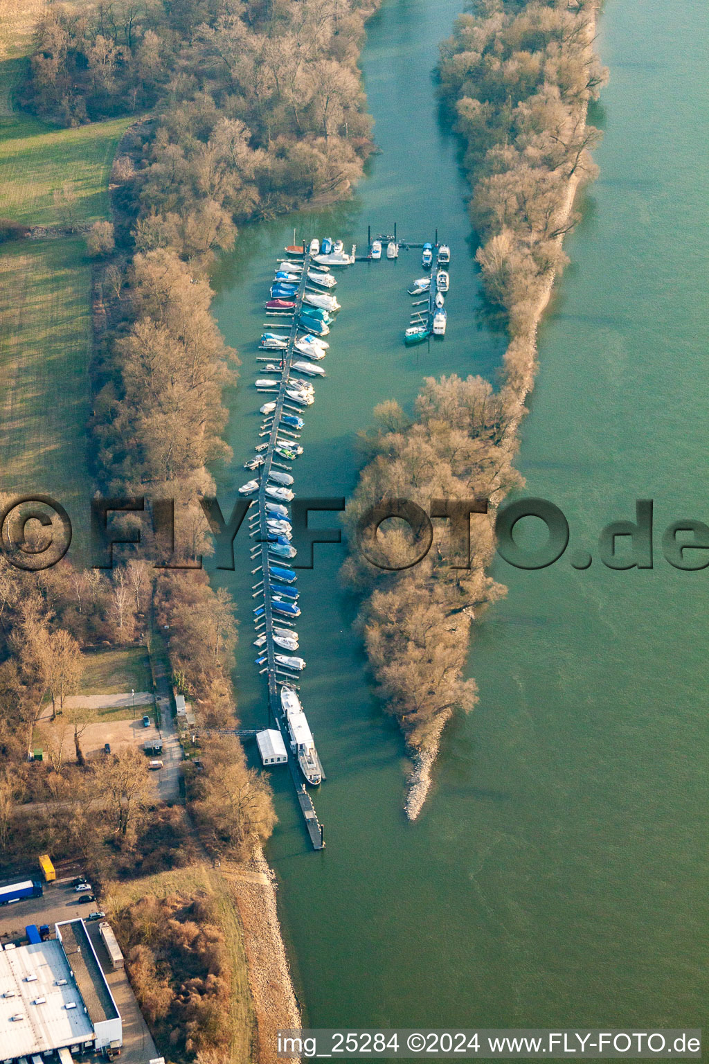 Vue aérienne de Port de bateaux à moteur à le quartier Rheinau in Mannheim dans le département Bade-Wurtemberg, Allemagne