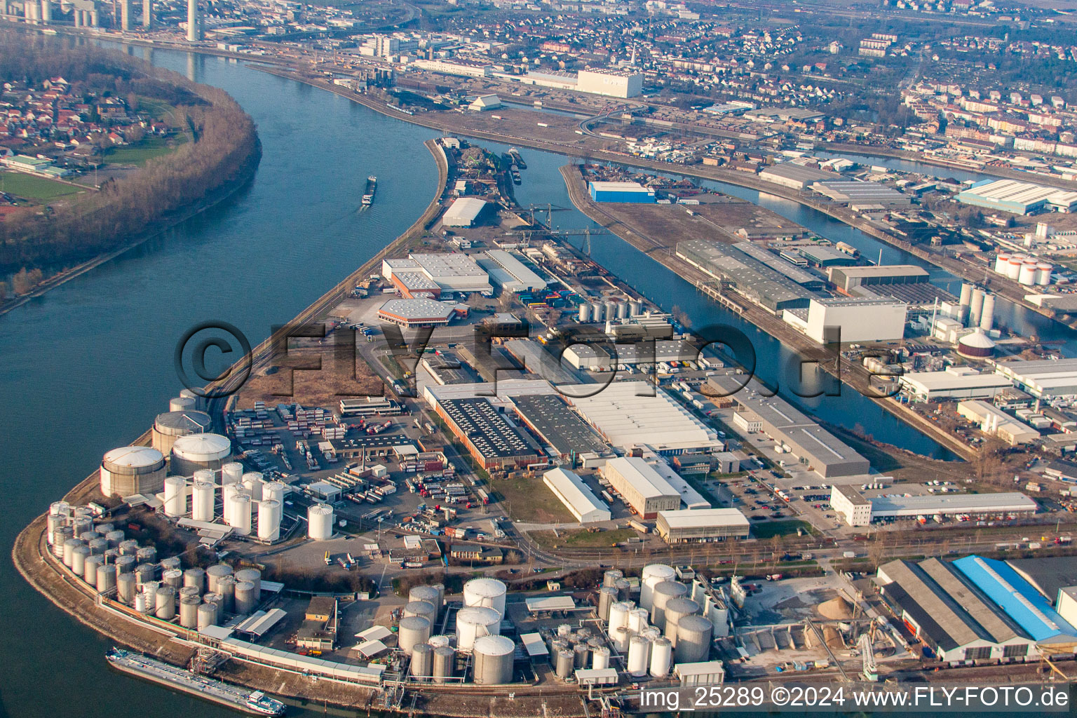 Rheinauhafen à le quartier Rheinau in Mannheim dans le département Bade-Wurtemberg, Allemagne depuis l'avion