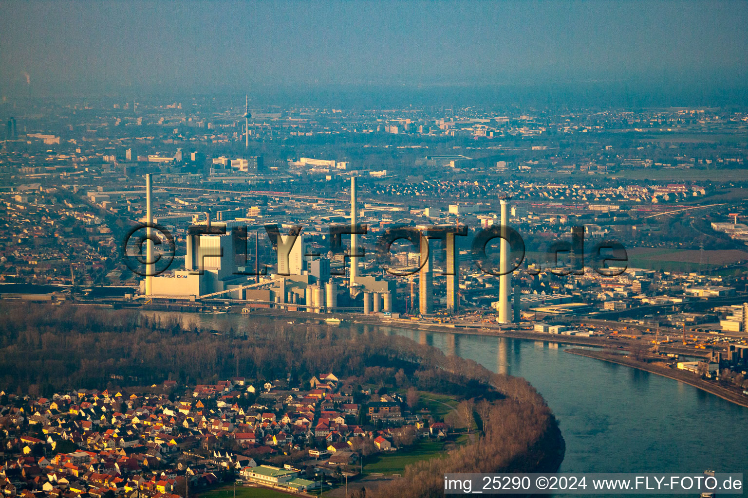 Grande centrale électrique avec nouveau bloc 6 à le quartier Neckarau in Mannheim dans le département Bade-Wurtemberg, Allemagne hors des airs