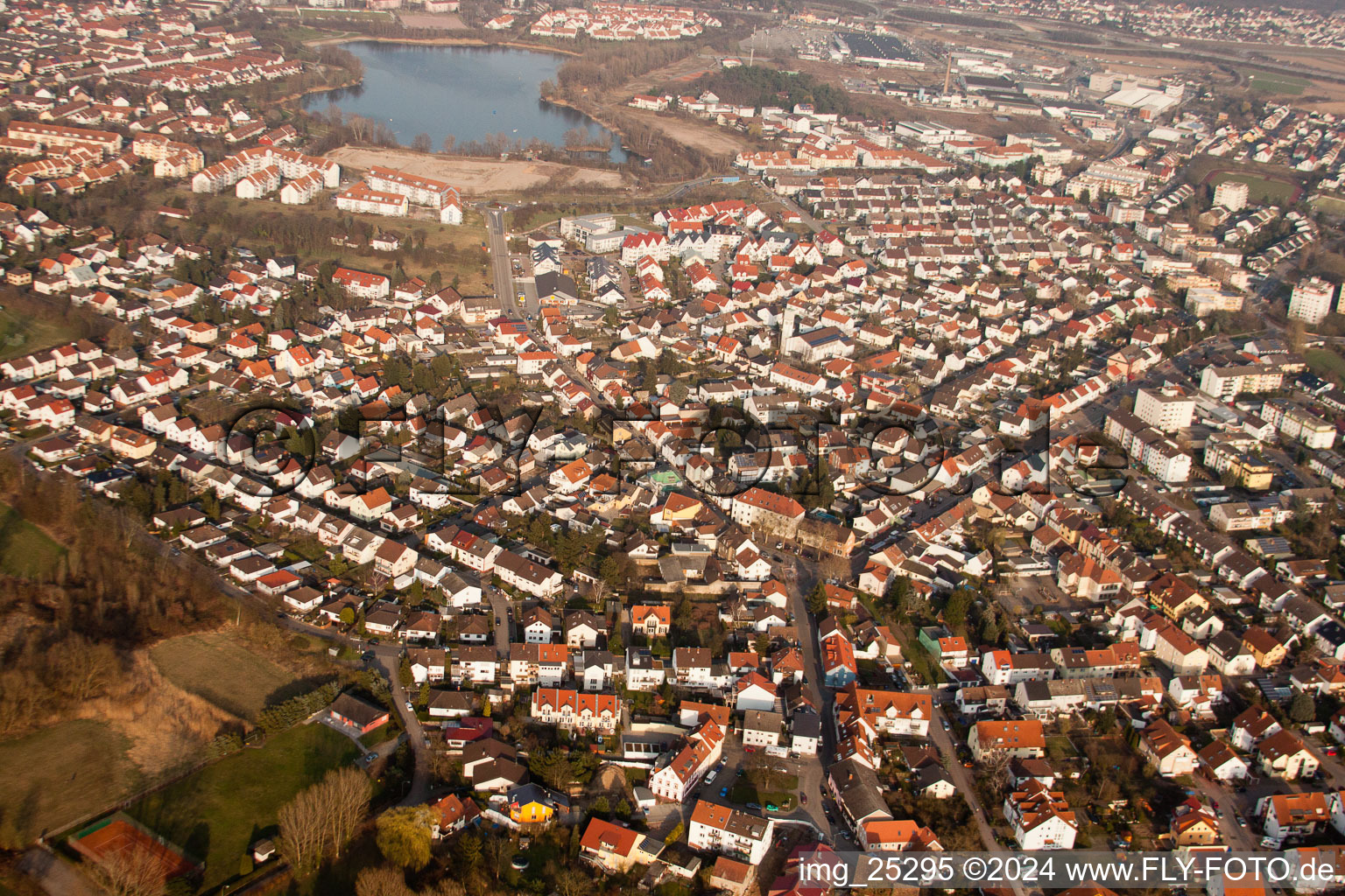 Rohrhof dans le département Bade-Wurtemberg, Allemagne depuis l'avion