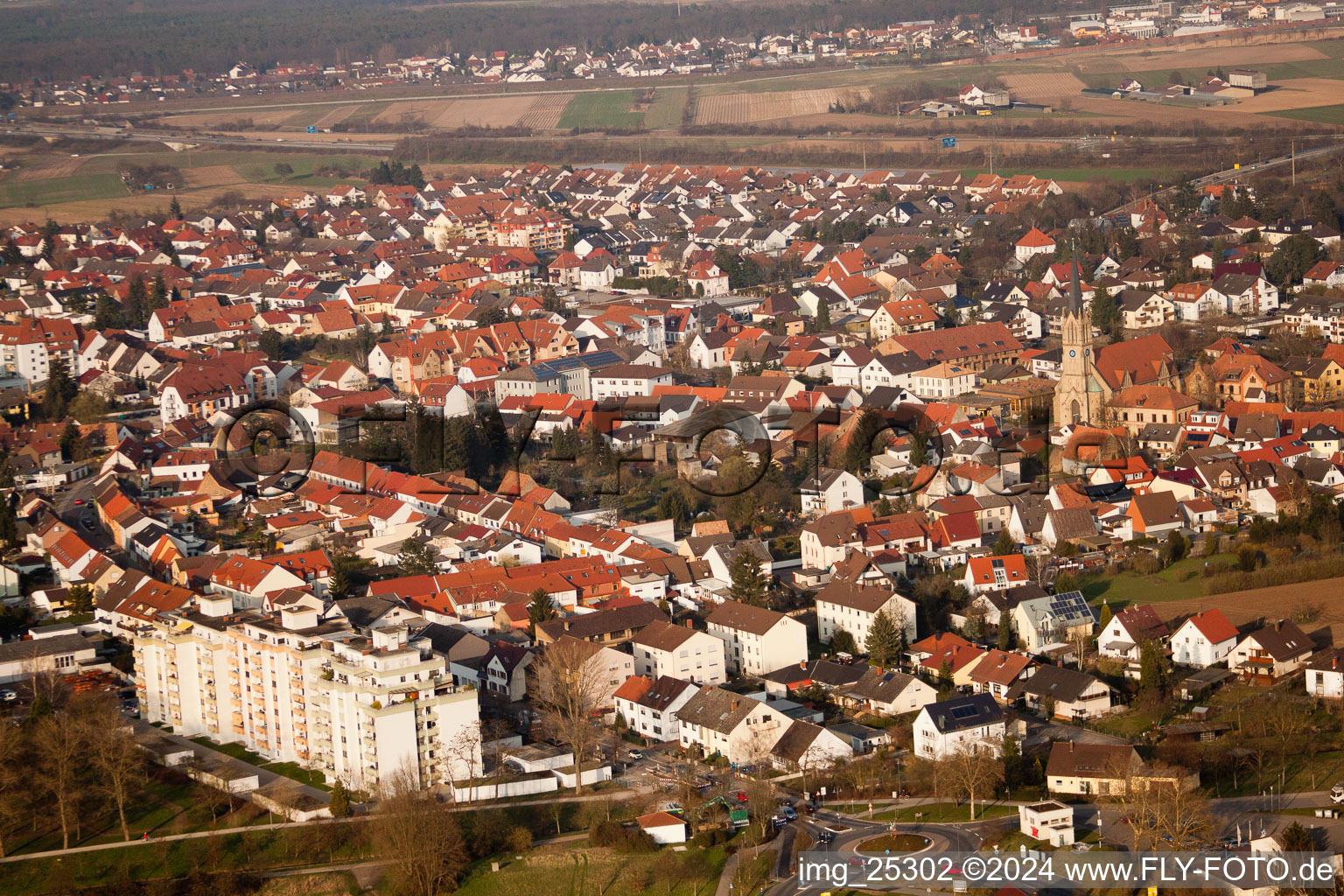 Vue aérienne de Vue des rues et des maisons des quartiers résidentiels à Brühl dans le département Bade-Wurtemberg, Allemagne