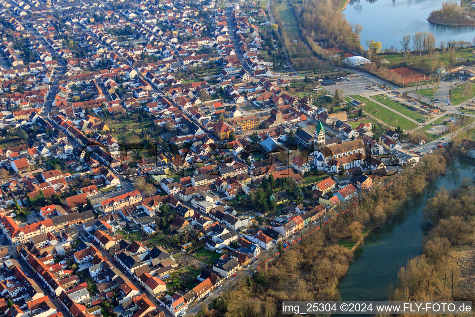 Vue aérienne de Saint-Sébastien am Althrein à Ketsch dans le département Bade-Wurtemberg, Allemagne