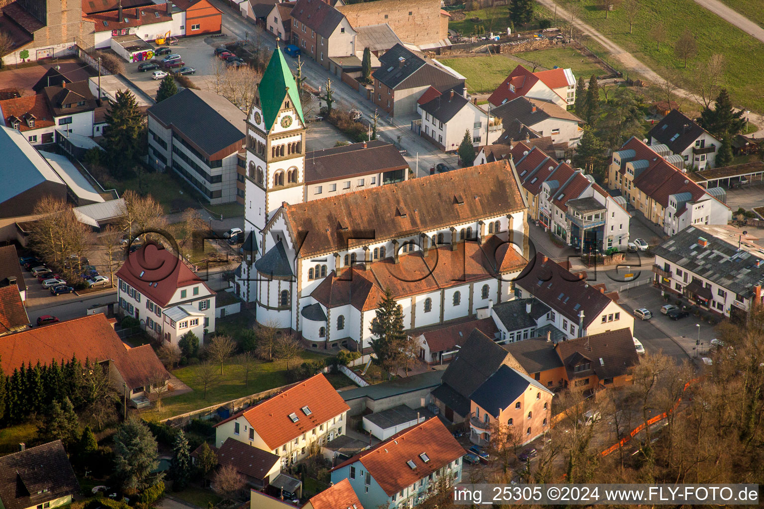 Vue aérienne de Bâtiment d'église catholique au centre du village à Ketsch dans le département Bade-Wurtemberg, Allemagne