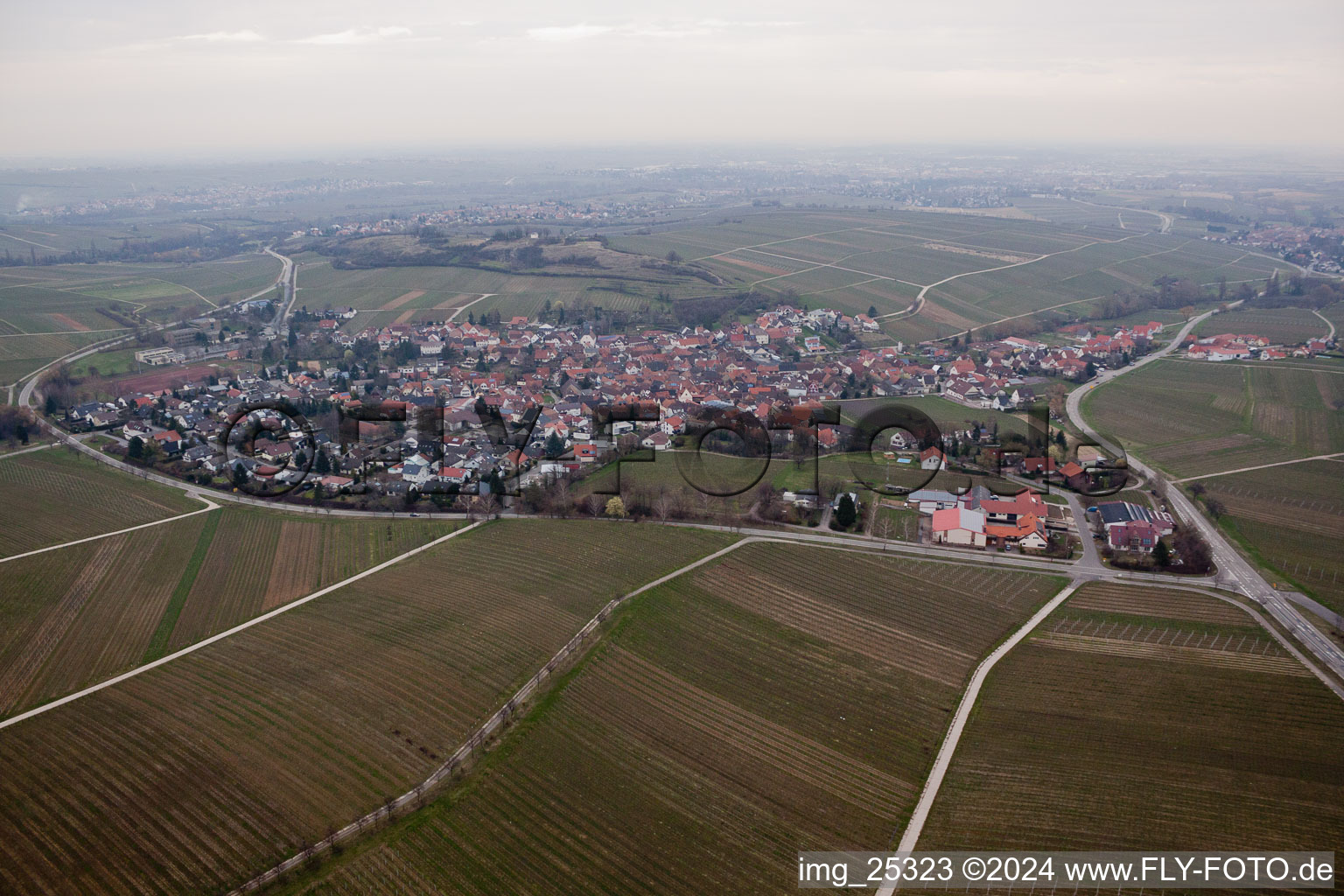 Ilbesheim bei Landau in der Pfalz dans le département Rhénanie-Palatinat, Allemagne d'un drone