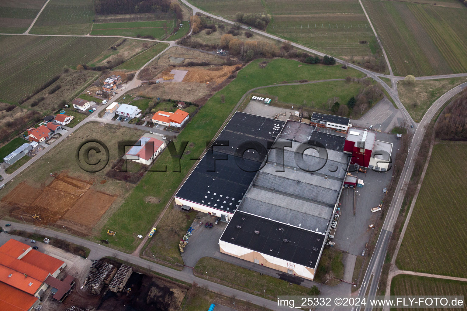 Vue aérienne de À l'Ahlmühle, Deutsches Weintor eG à Ilbesheim bei Landau in der Pfalz dans le département Rhénanie-Palatinat, Allemagne