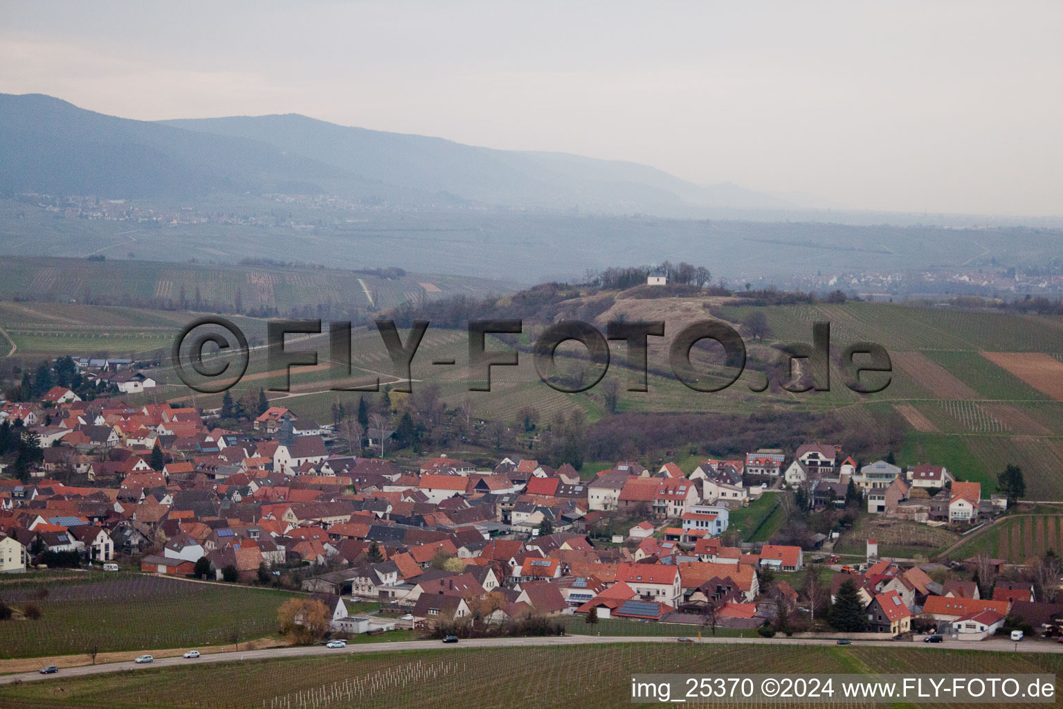 Vue aérienne de Petit Kalmit à Ilbesheim bei Landau in der Pfalz dans le département Rhénanie-Palatinat, Allemagne