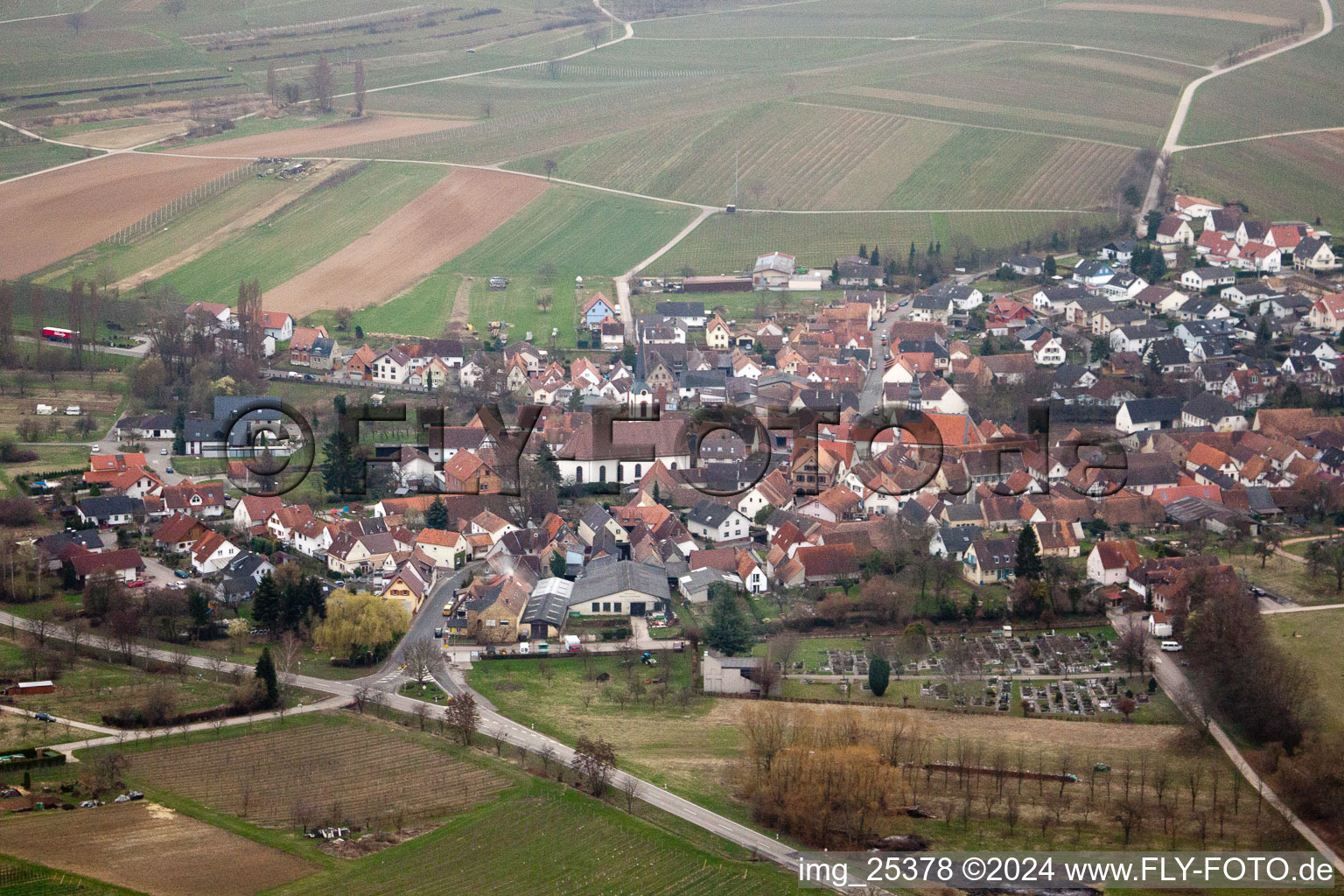 Vue d'oiseau de Göcklingen dans le département Rhénanie-Palatinat, Allemagne