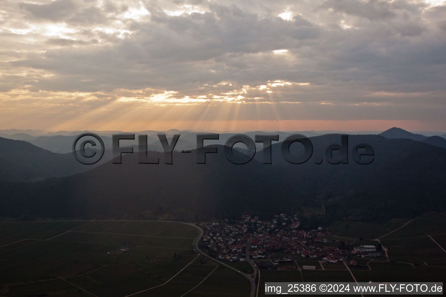 Vue aérienne de Coucher de soleil sur le Haardt à Eschbach dans le département Rhénanie-Palatinat, Allemagne