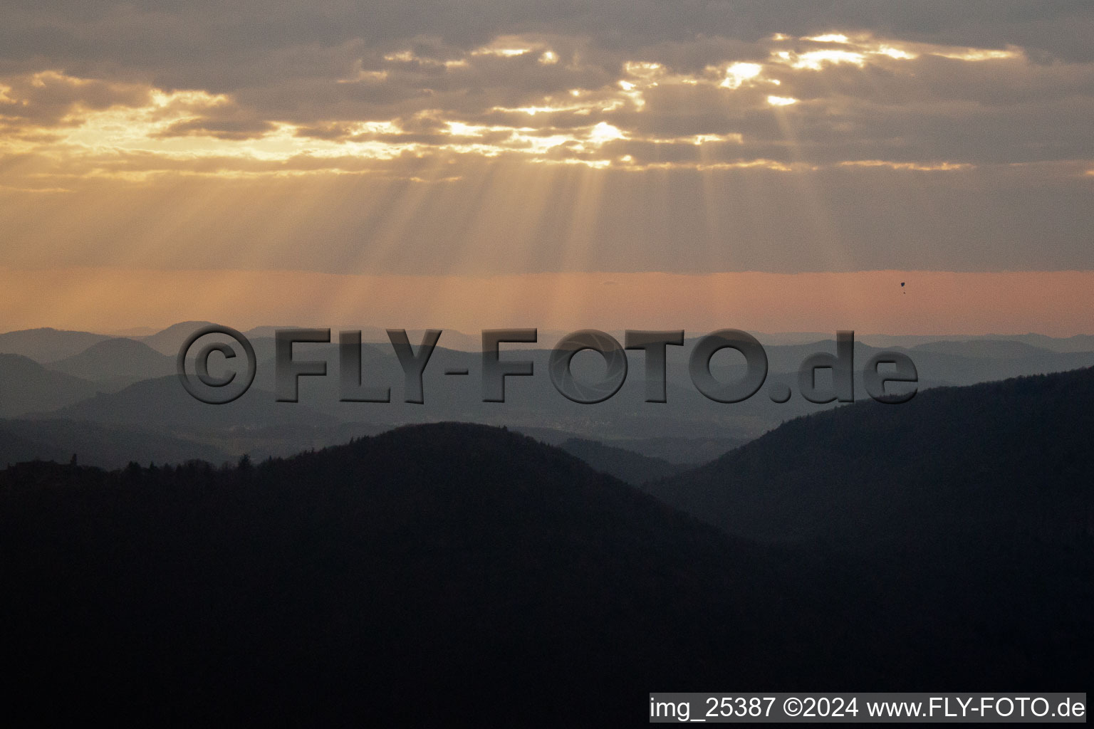 Vue aérienne de Coucher de soleil sur le Haardt près d'Eschbach à Leinsweiler dans le département Rhénanie-Palatinat, Allemagne