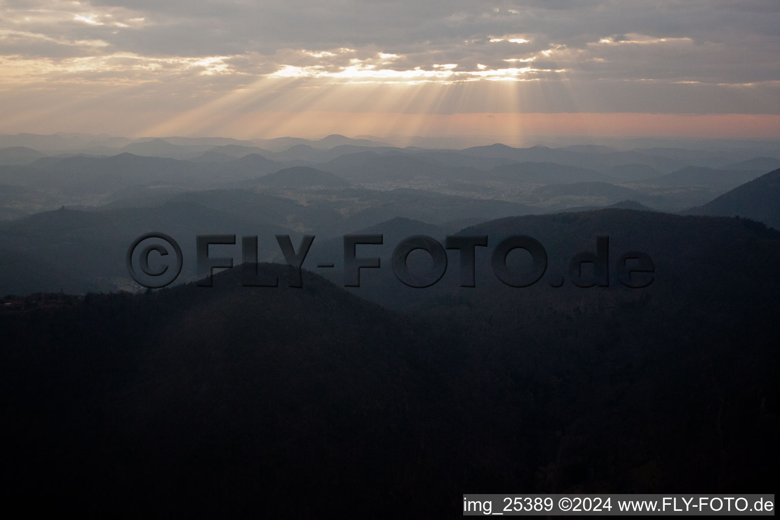 Vue aérienne de Coucher de soleil sur le Haardt à Eschbach dans le département Rhénanie-Palatinat, Allemagne