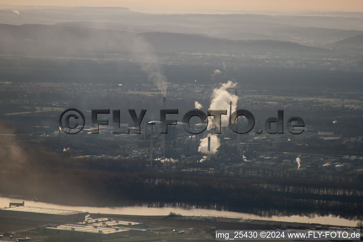 Vue d'oiseau de Zone industrielle d'Oberwald à Wörth am Rhein dans le département Rhénanie-Palatinat, Allemagne