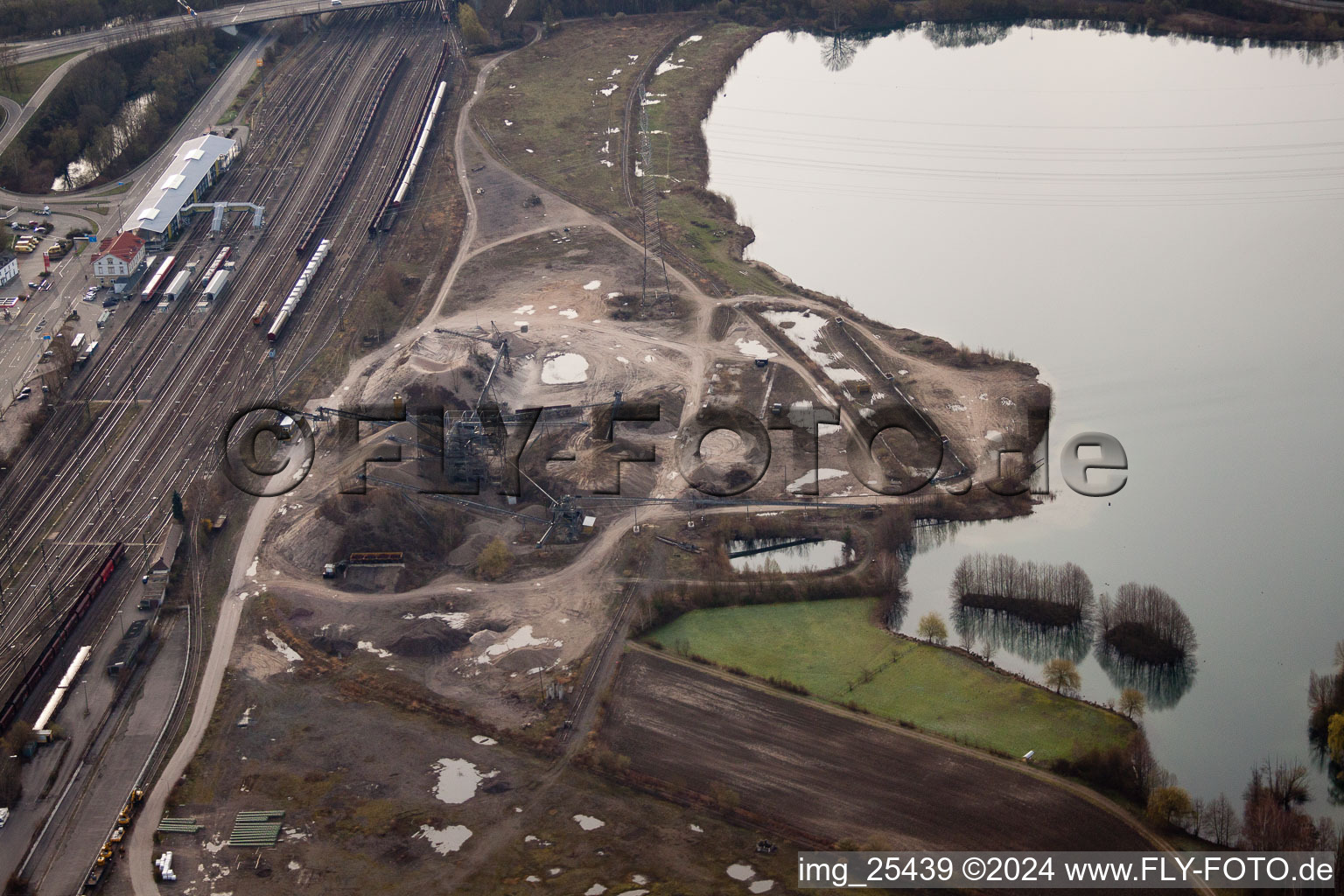 Vue aérienne de Gare à Wörth am Rhein dans le département Rhénanie-Palatinat, Allemagne