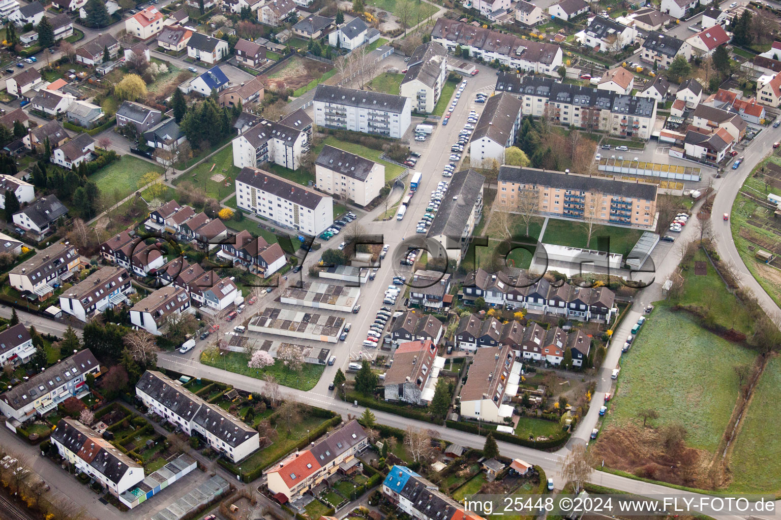 Quartier Maximiliansau in Wörth am Rhein dans le département Rhénanie-Palatinat, Allemagne du point de vue du drone