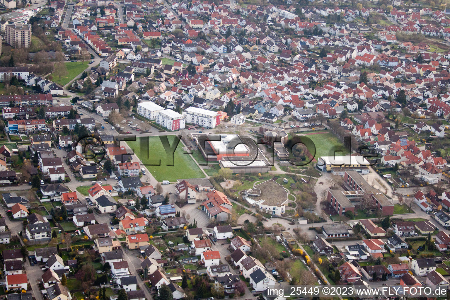 Quartier Maximiliansau in Wörth am Rhein dans le département Rhénanie-Palatinat, Allemagne d'un drone
