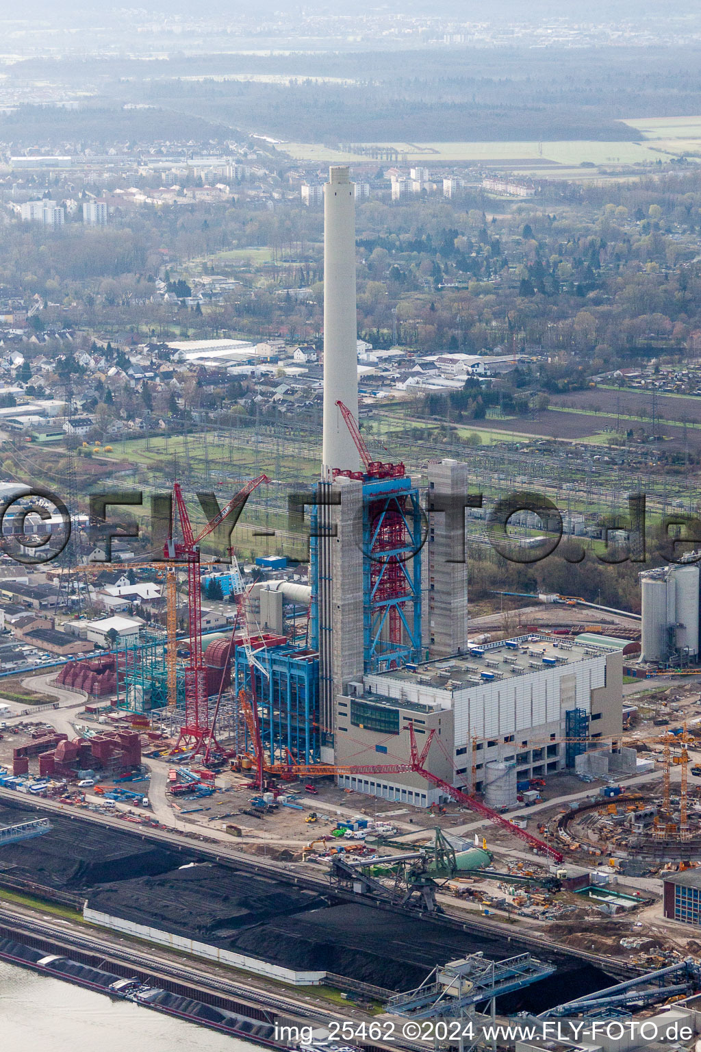 Vue aérienne de Chantier pour la nouvelle construction de la centrale électrique et des tours d'échappement de la centrale thermique EnBW Energie Baden-Württemberg AG, centrale à vapeur de Rheinhafen Karlsruhe à le quartier Daxlanden in Karlsruhe dans le département Bade-Wurtemberg, Allemagne