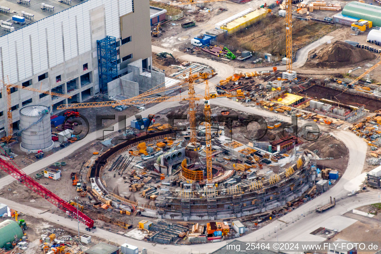 Vue aérienne de Chantier pour la nouvelle construction de la centrale électrique et des tours d'échappement de la centrale thermique EnBW Energie Baden-Württemberg AG, centrale à vapeur de Rheinhafen Karlsruhe à le quartier Daxlanden in Karlsruhe dans le département Bade-Wurtemberg, Allemagne