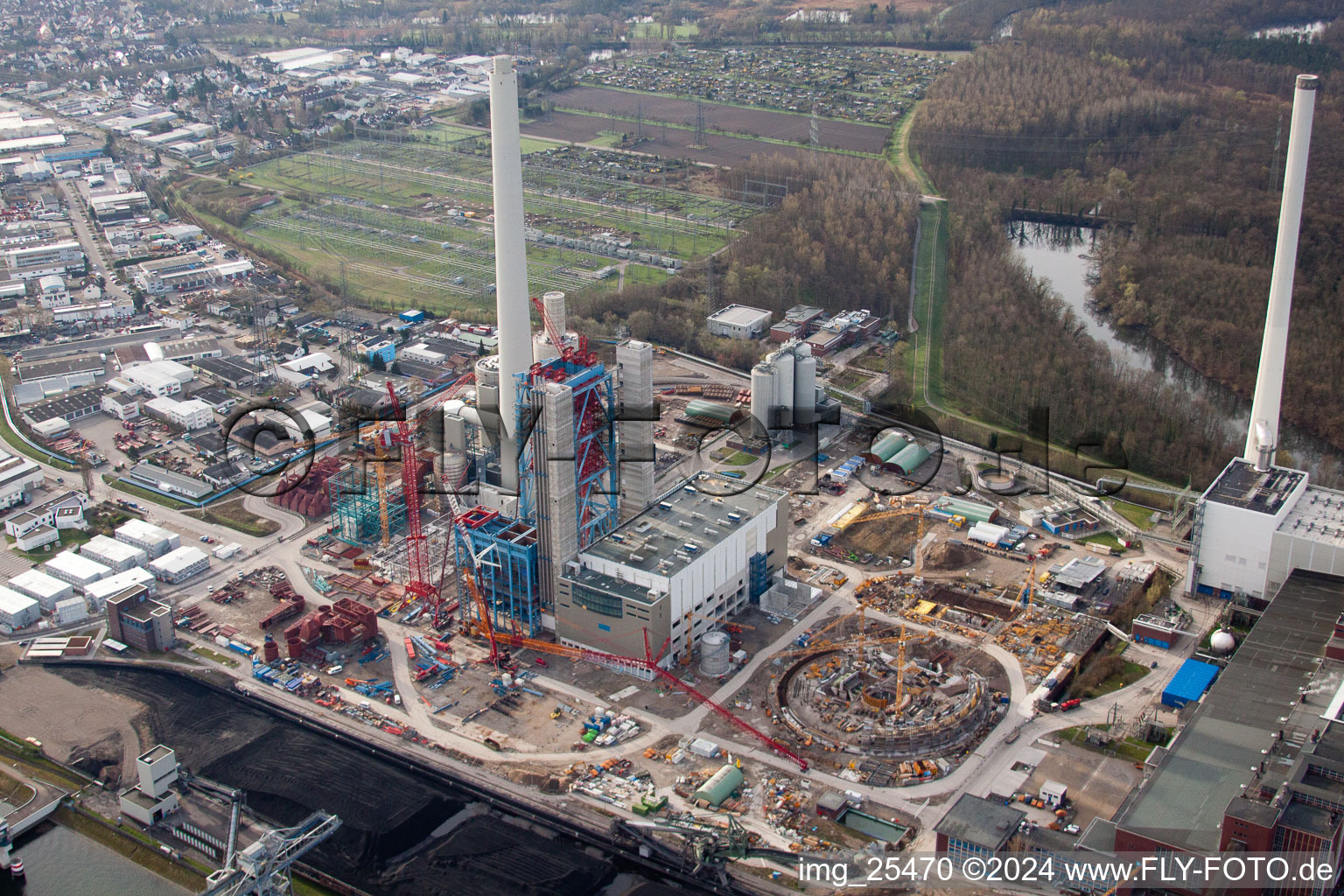 Vue oblique de Centrale électrique ENBW à le quartier Rheinhafen in Karlsruhe dans le département Bade-Wurtemberg, Allemagne