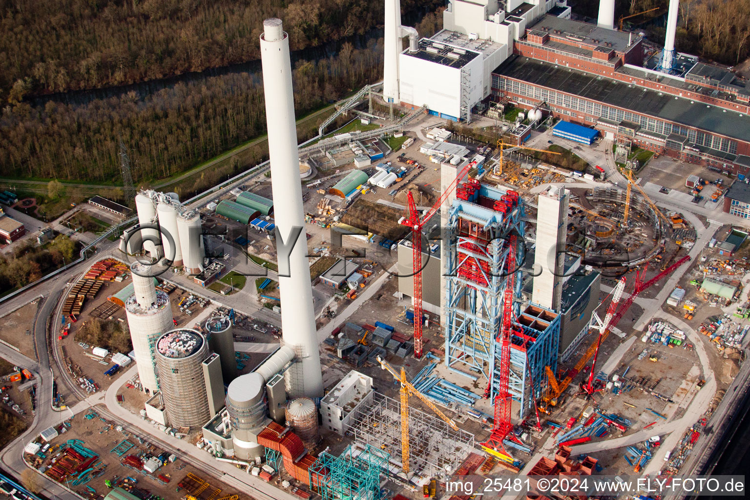 Vue aérienne de Systèmes de centrale électrique et tours de gaz d'échappement de la centrale thermique EnBW Energie Baden-Württemberg AG - Centrale à vapeur de Rheinhafen Karlsruhe sur la Fettweisstrasse à le quartier Daxlanden in Karlsruhe dans le département Bade-Wurtemberg, Allemagne