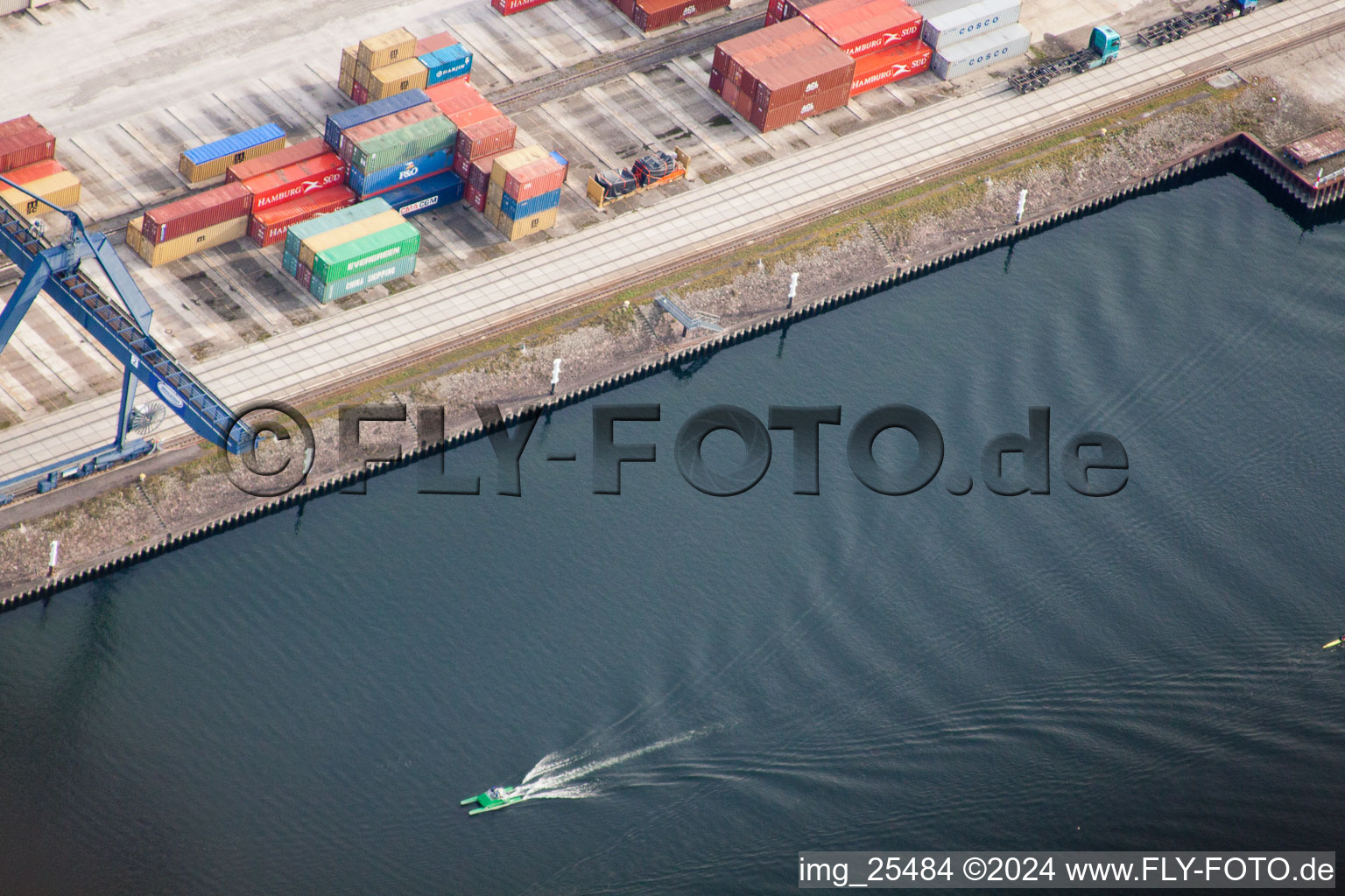 Vue aérienne de Les premiers rameurs à le quartier Rheinhafen in Karlsruhe dans le département Bade-Wurtemberg, Allemagne