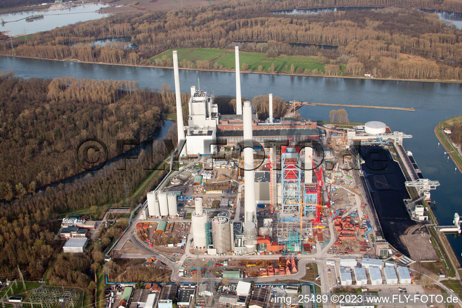 Centrale électrique ENBW à le quartier Rheinhafen in Karlsruhe dans le département Bade-Wurtemberg, Allemagne depuis l'avion